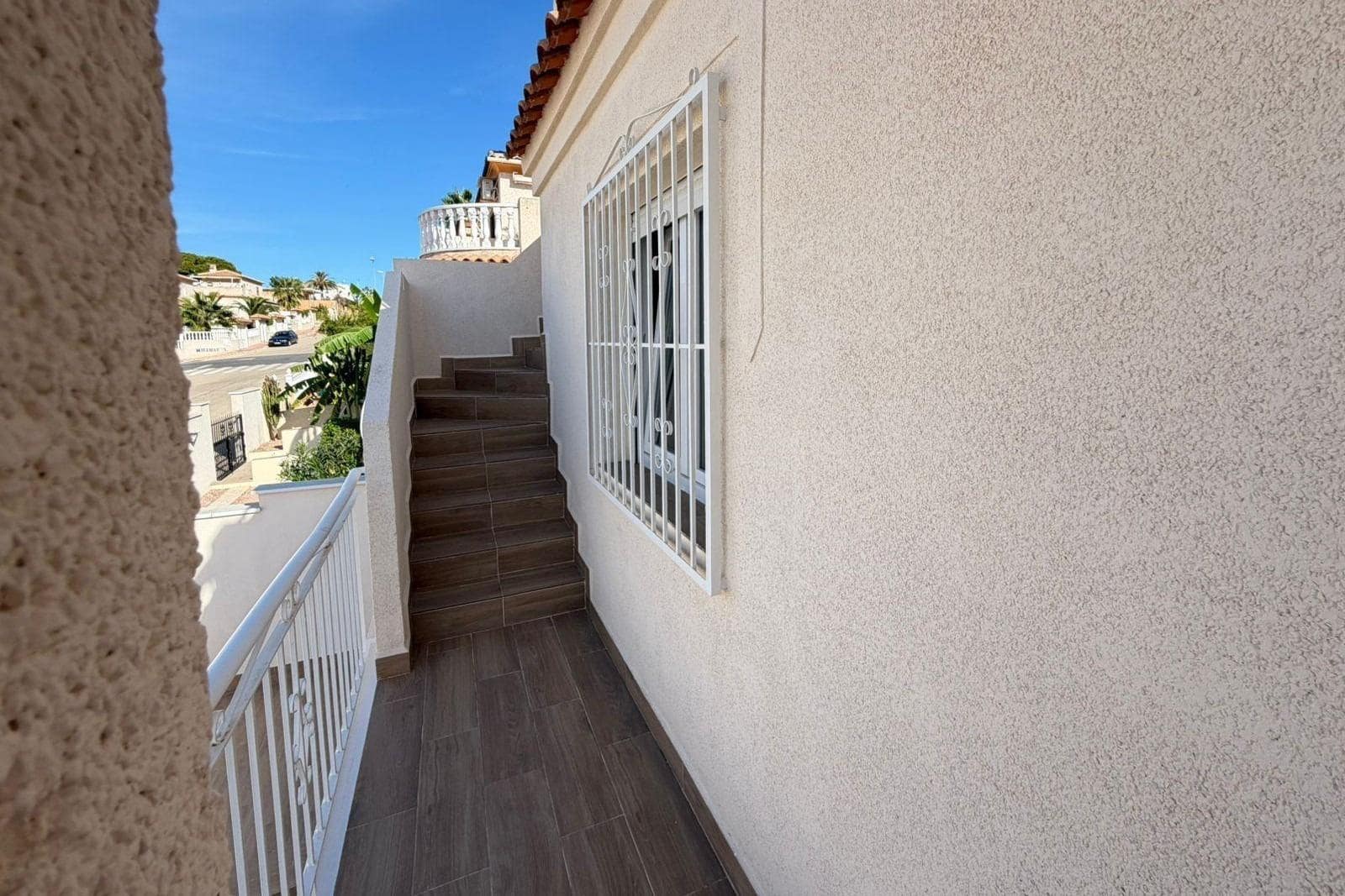 4 slaapkamer Rijtjeshuis te koop in Torrevieja met zwembad - € 369.000 (Ref: 9892333)
