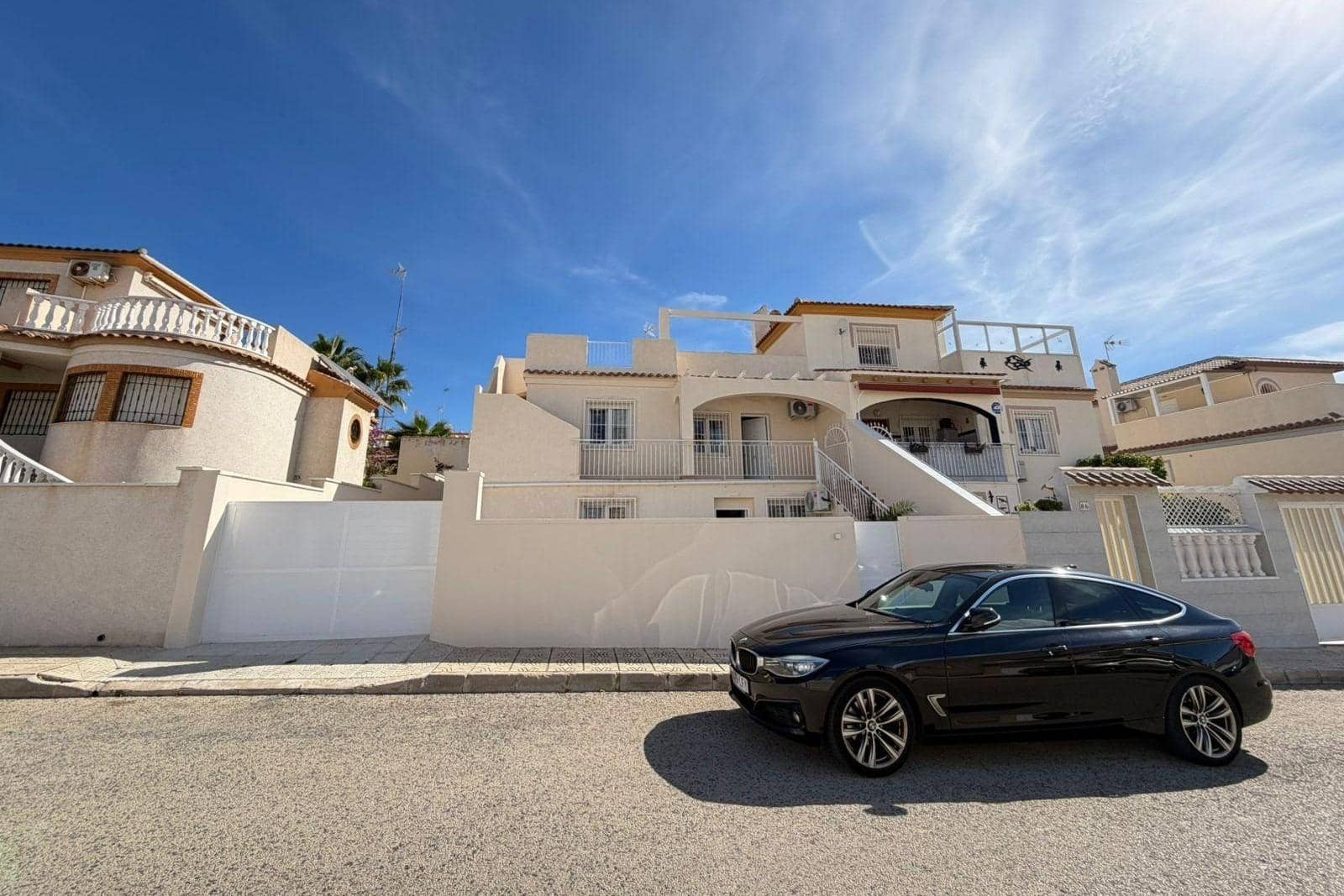 4 slaapkamer Rijtjeshuis te koop in Torrevieja met zwembad - € 369.000 (Ref: 9892333)