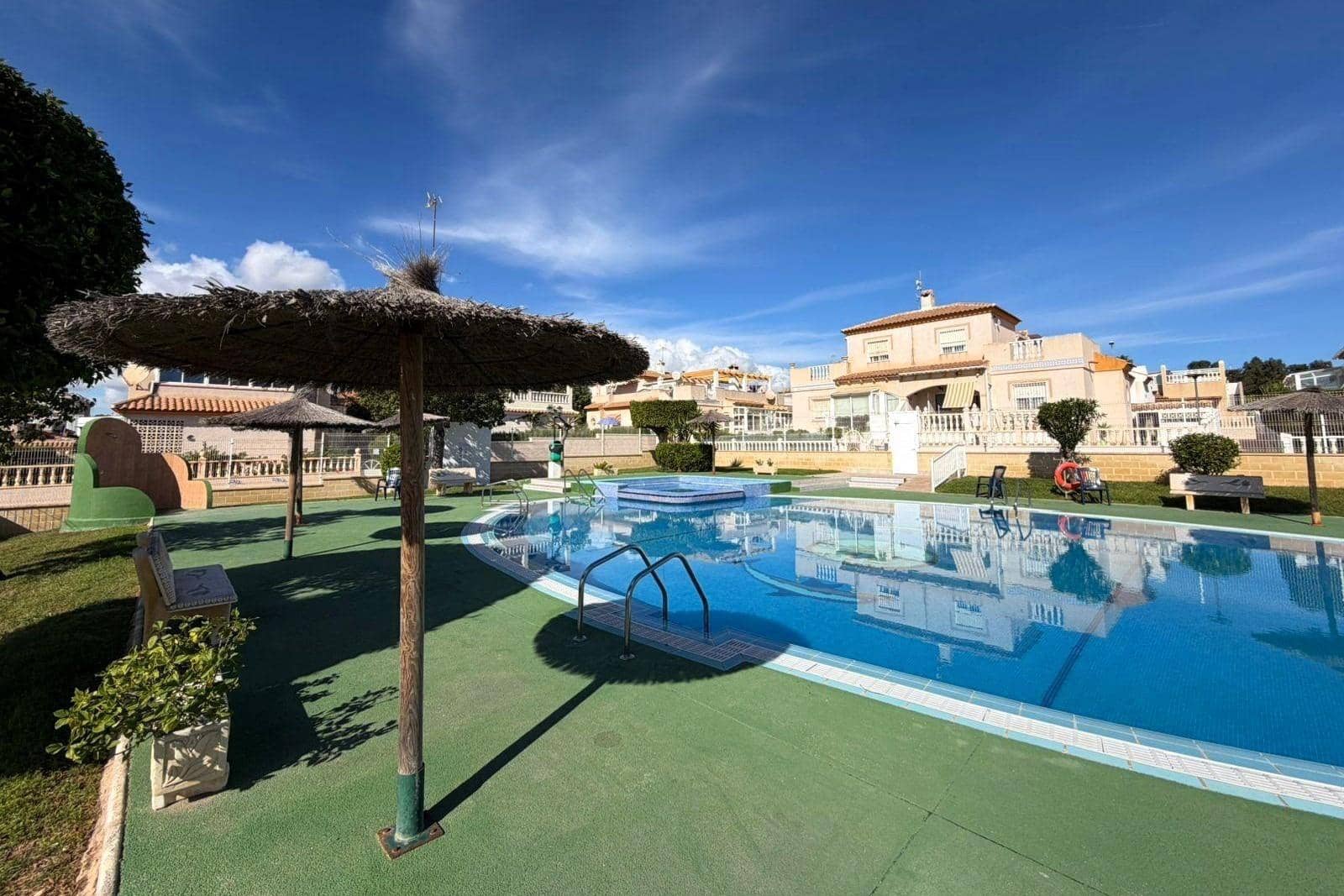 4 slaapkamer Rijtjeshuis te koop in Torrevieja met zwembad - € 369.000 (Ref: 9892333)