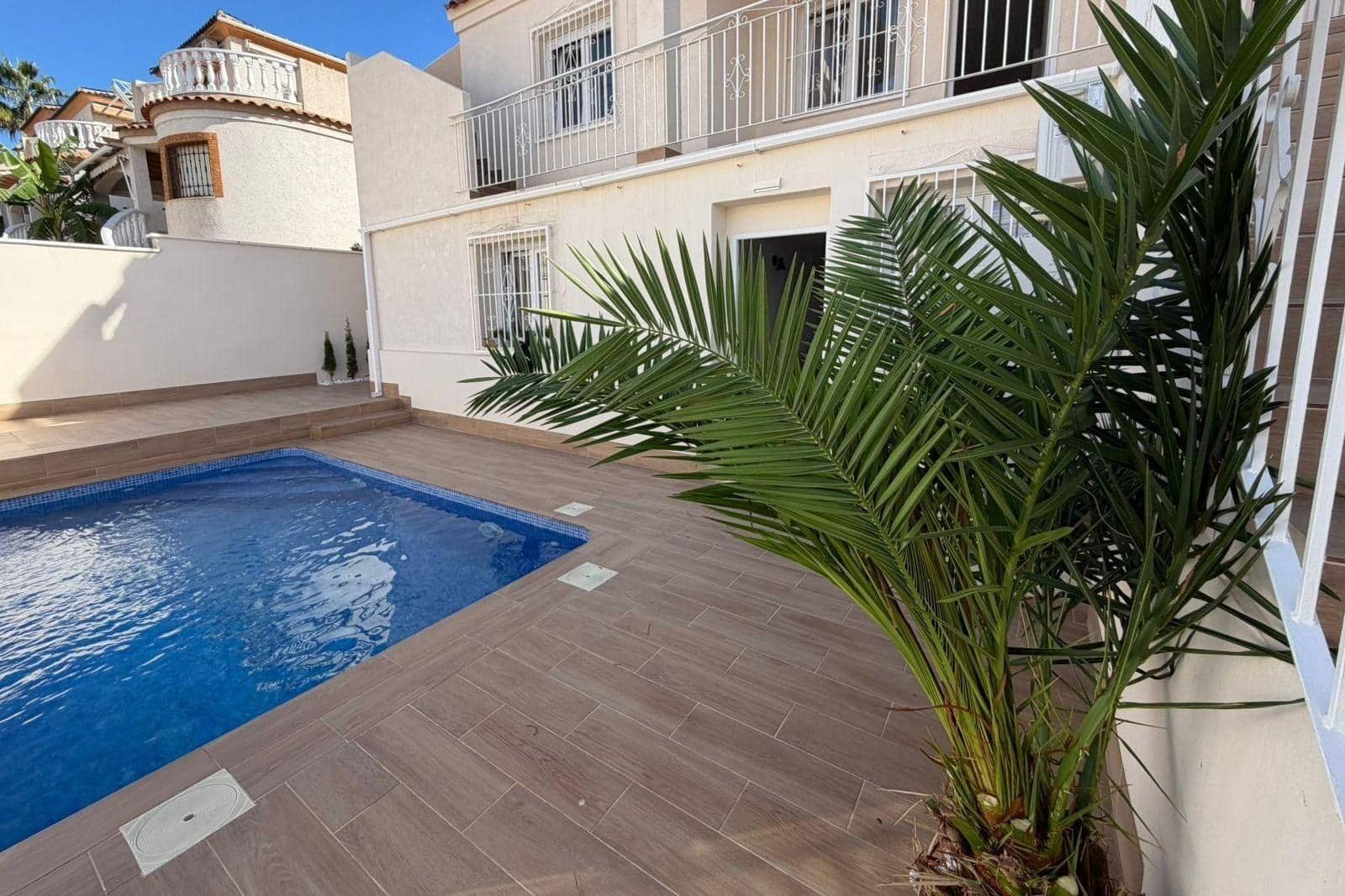 4 slaapkamer Rijtjeshuis te koop in Torrevieja met zwembad - € 369.000 (Ref: 9892333)