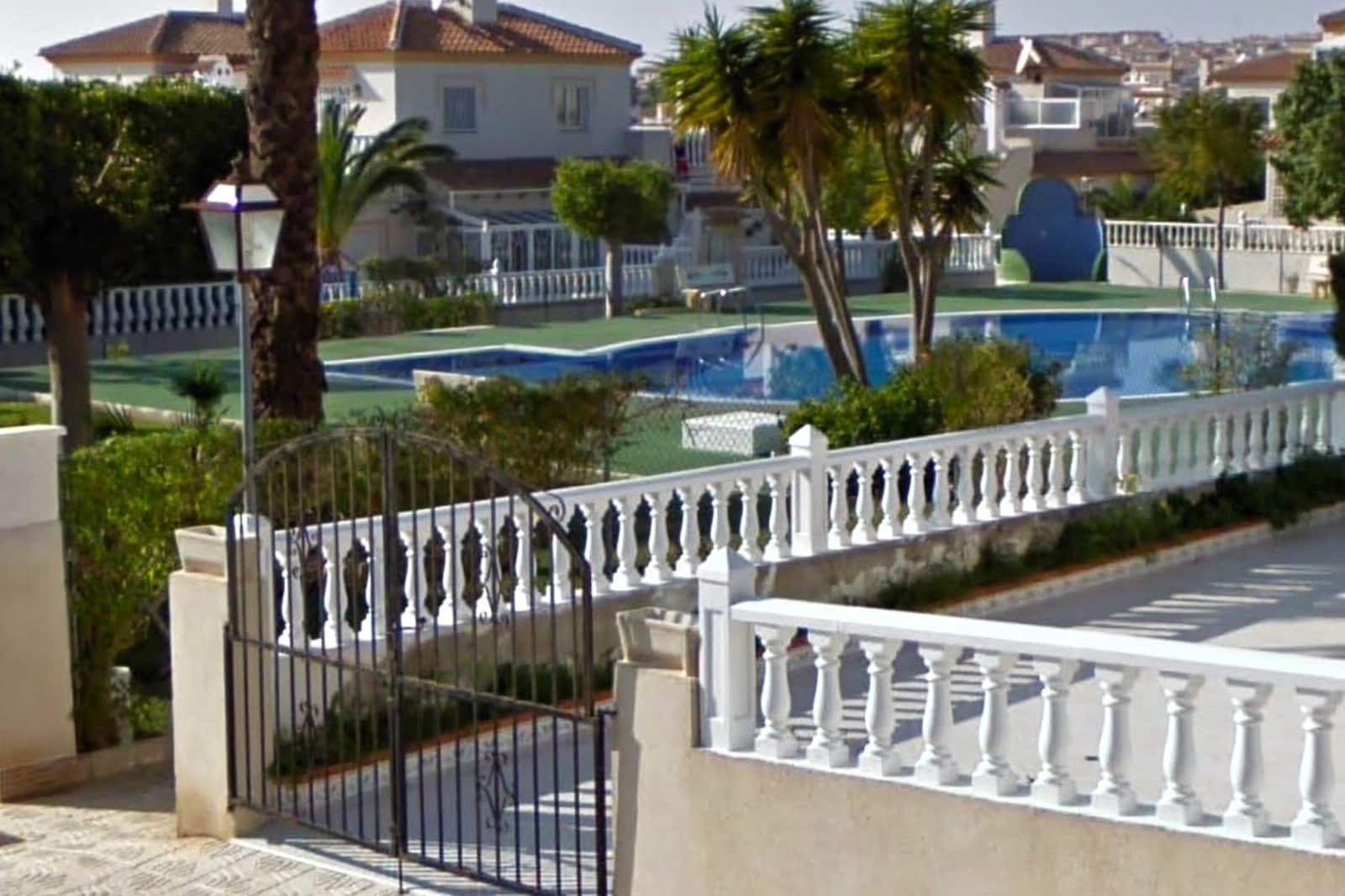 4 slaapkamer Rijtjeshuis te koop in Torrevieja met zwembad - € 369.000 (Ref: 9892333)