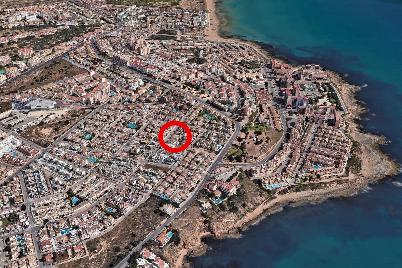4 slaapkamer Rijtjeshuis te koop in Torrevieja met zwembad - € 369.000 (Ref: 9892333)