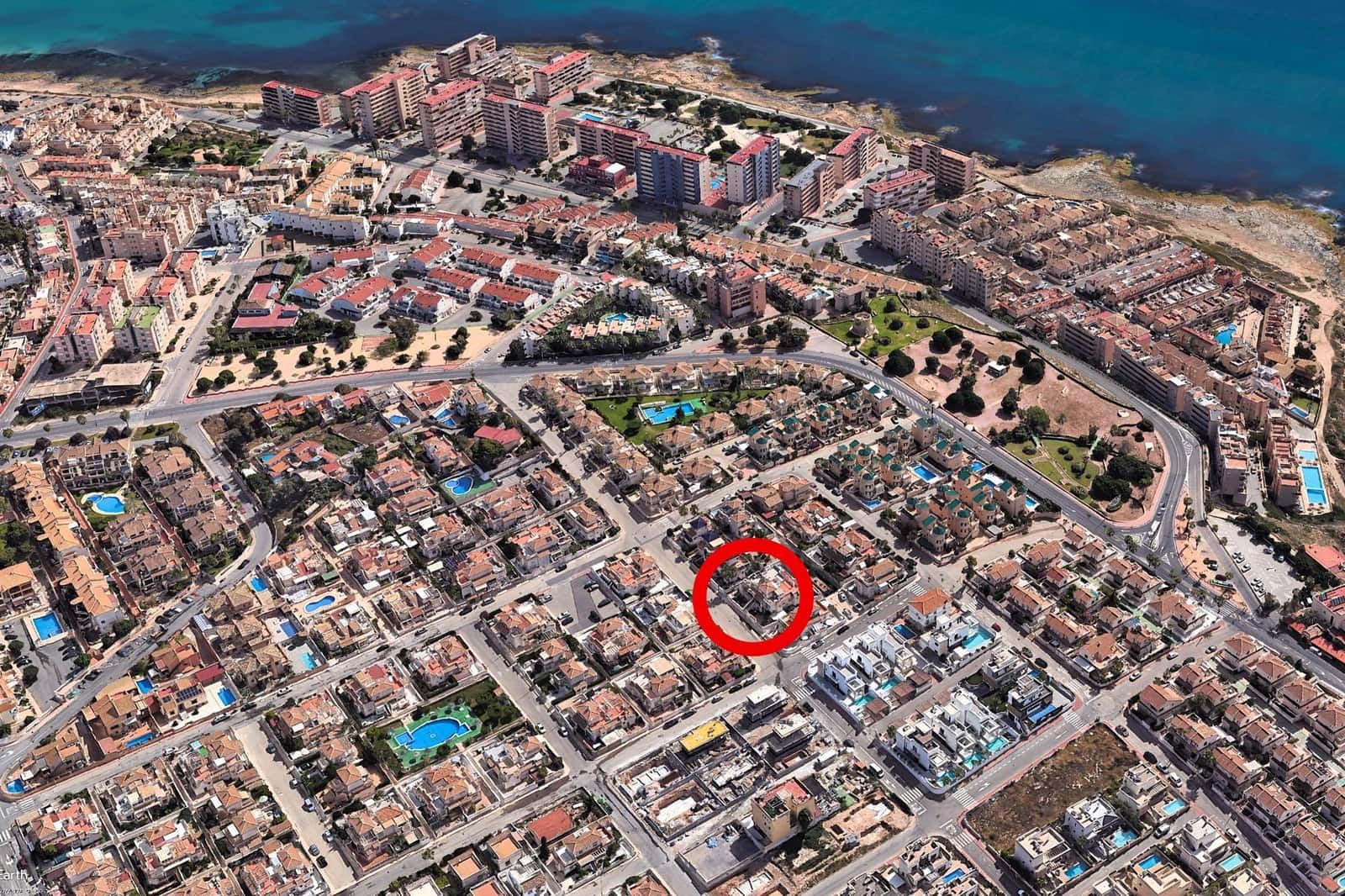 4 slaapkamer Rijtjeshuis te koop in Torrevieja met zwembad - € 369.000 (Ref: 9892333)