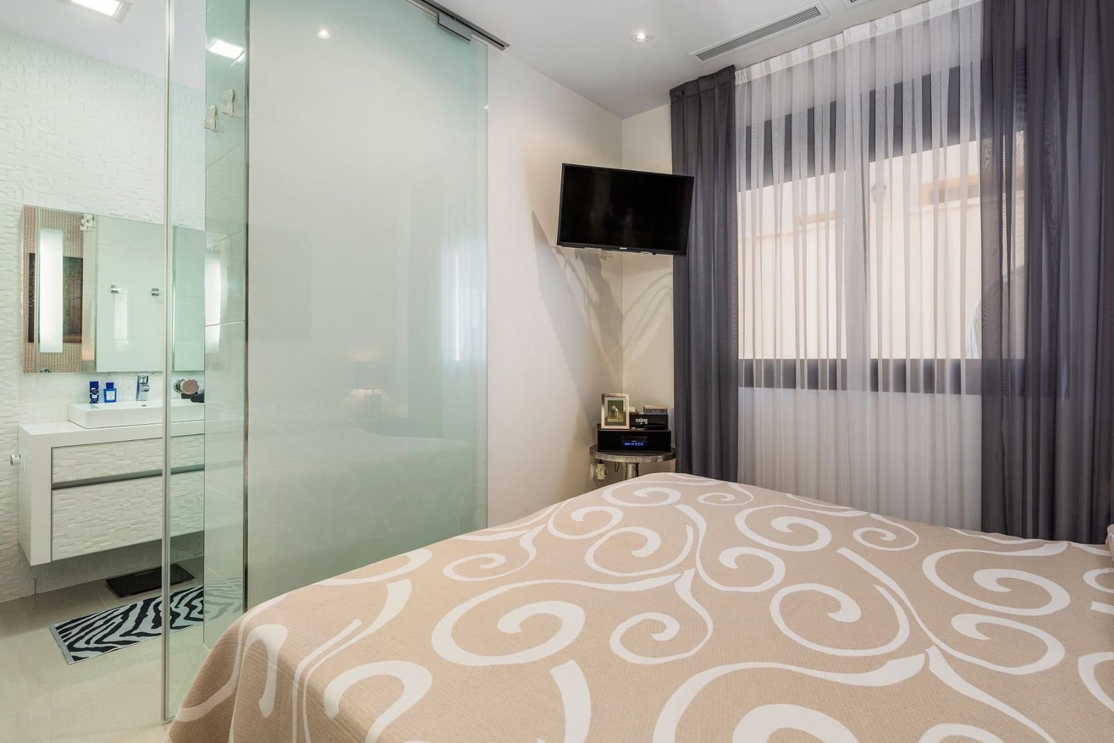 Apartamento de 2 habitaciones en Guardamar del Segura en venta con piscina garaje - 315.000 € (Ref: 9896307)