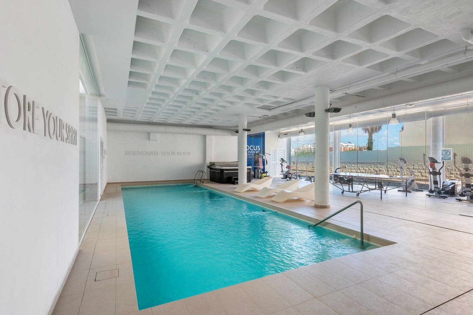Apartamento de 2 habitaciones en Guardamar del Segura en venta con piscina garaje - 315.000 € (Ref: 9896307)