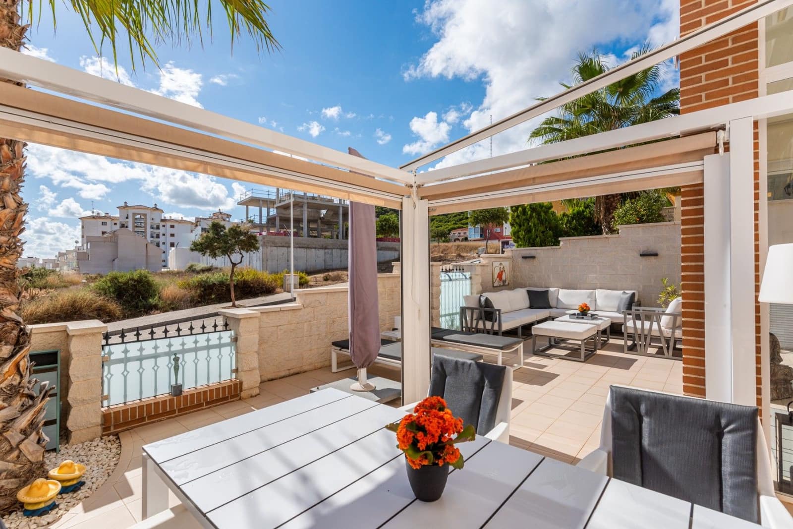 Apartamento de 2 habitaciones en Guardamar del Segura en venta con piscina garaje - 315.000 € (Ref: 9896307)