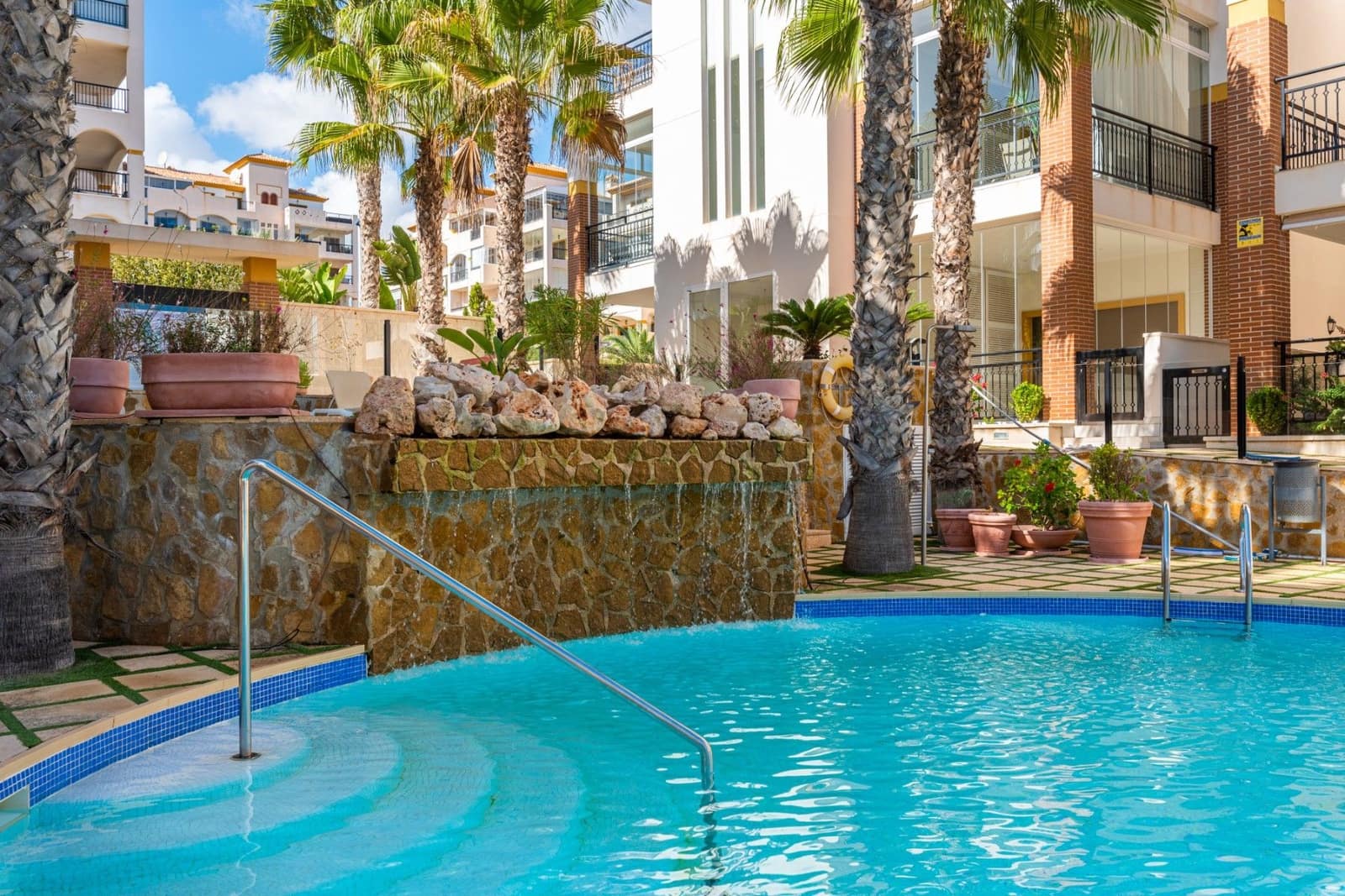 Apartamento de 2 habitaciones en Guardamar del Segura en venta con piscina garaje - 315.000 € (Ref: 9896307)