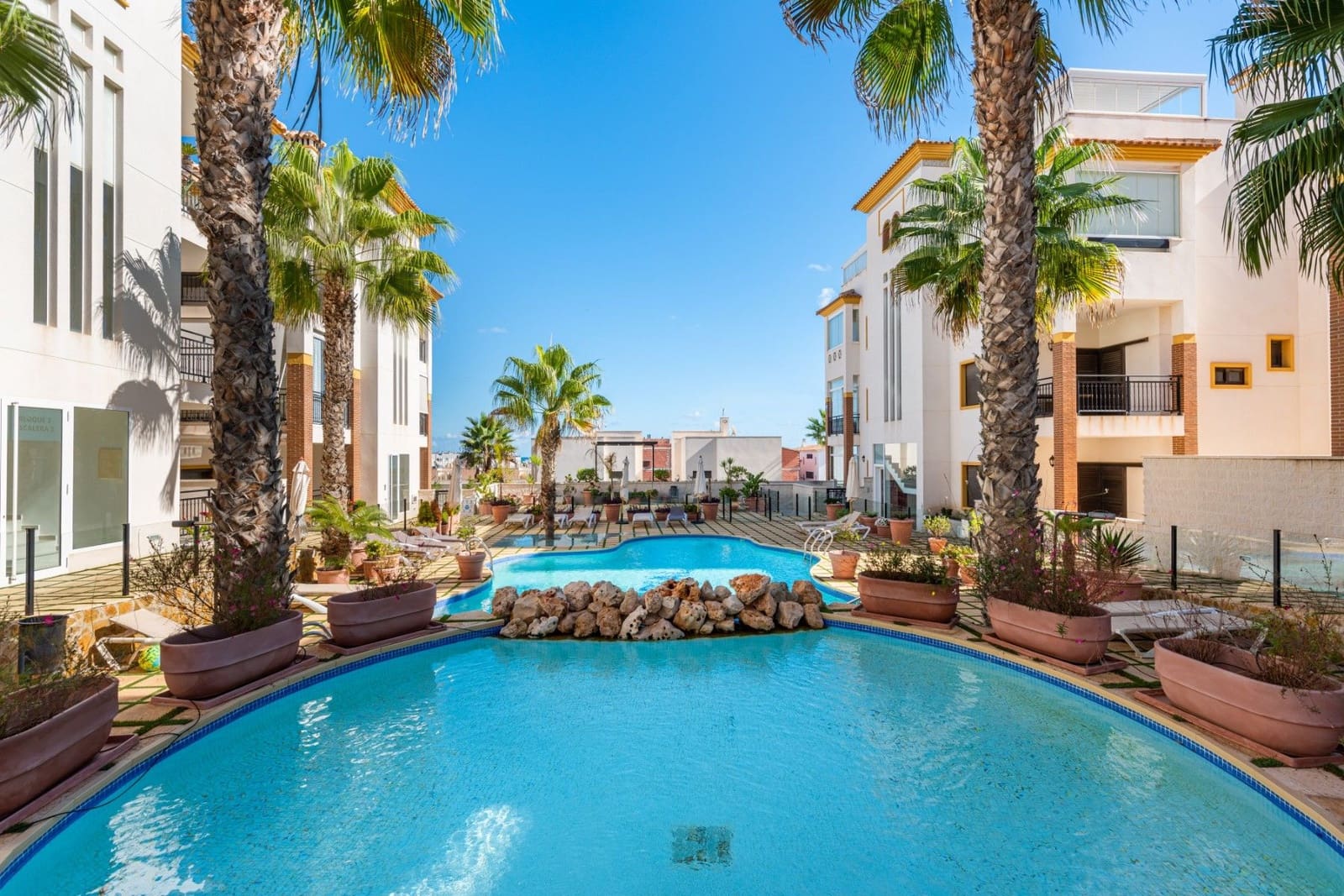 Apartamento de 2 habitaciones en Guardamar del Segura en venta con piscina garaje - 315.000 € (Ref: 9896307)