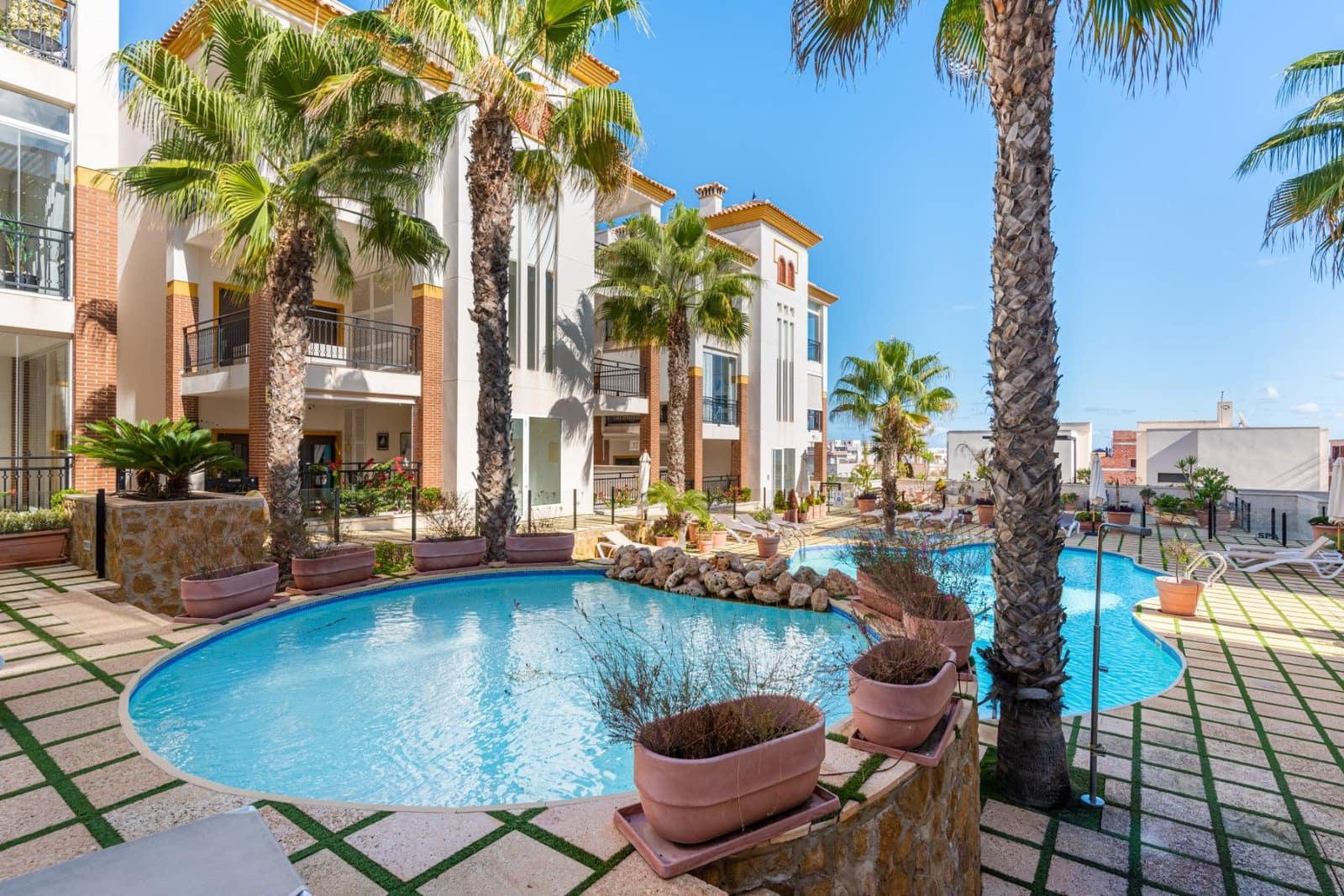 Apartamento de 2 habitaciones en Guardamar del Segura en venta con piscina garaje - 315.000 € (Ref: 9896307)