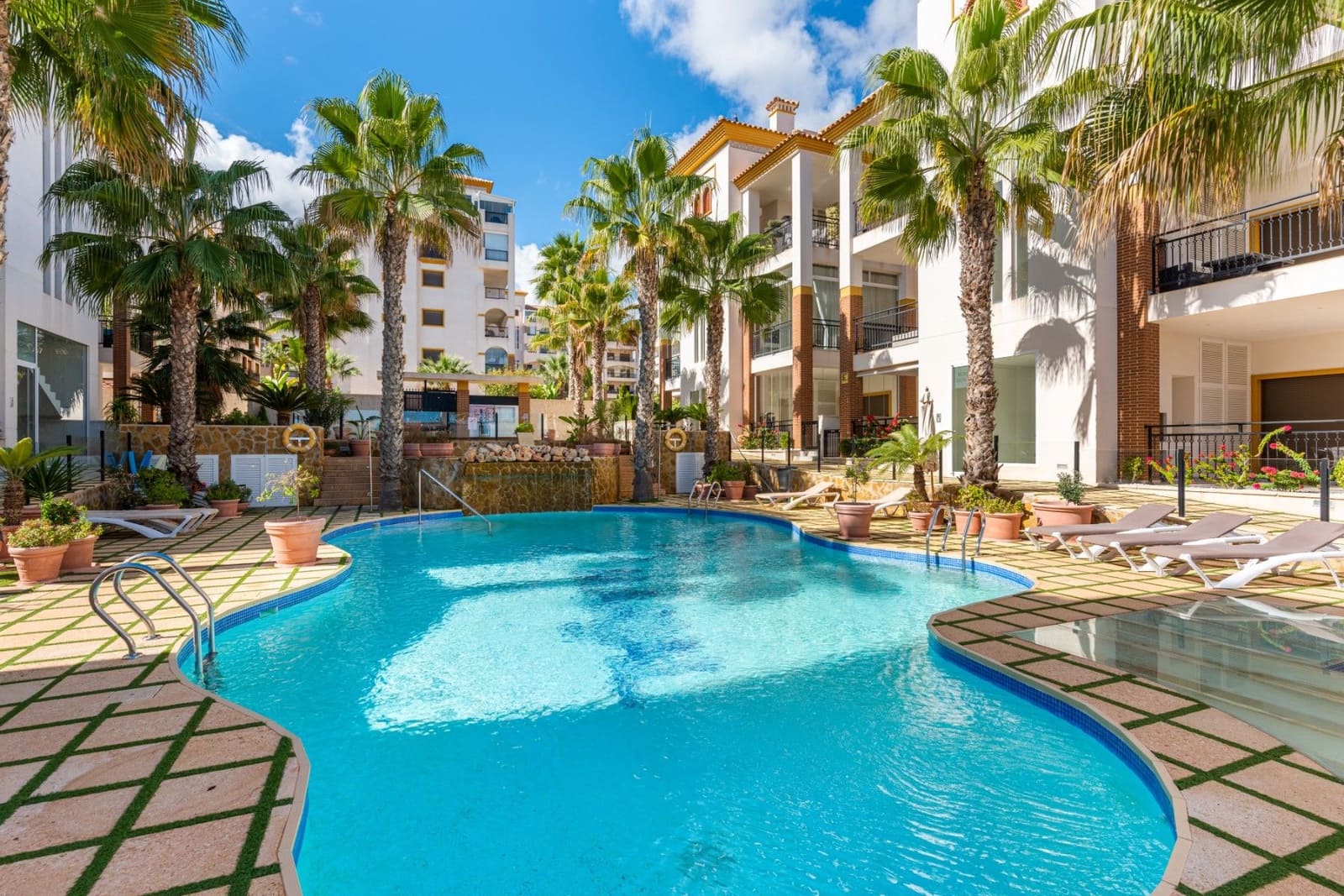 Apartamento de 2 habitaciones en Guardamar del Segura en venta con piscina garaje - 315.000 € (Ref: 9896307)
