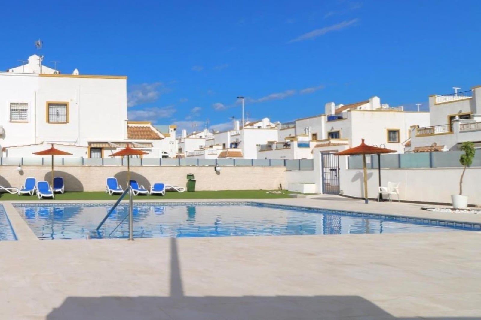3 camera da letto Villetta a Schiera in vendita in Torrevieja con piscina - 195.000 € (Rif: 9901005)