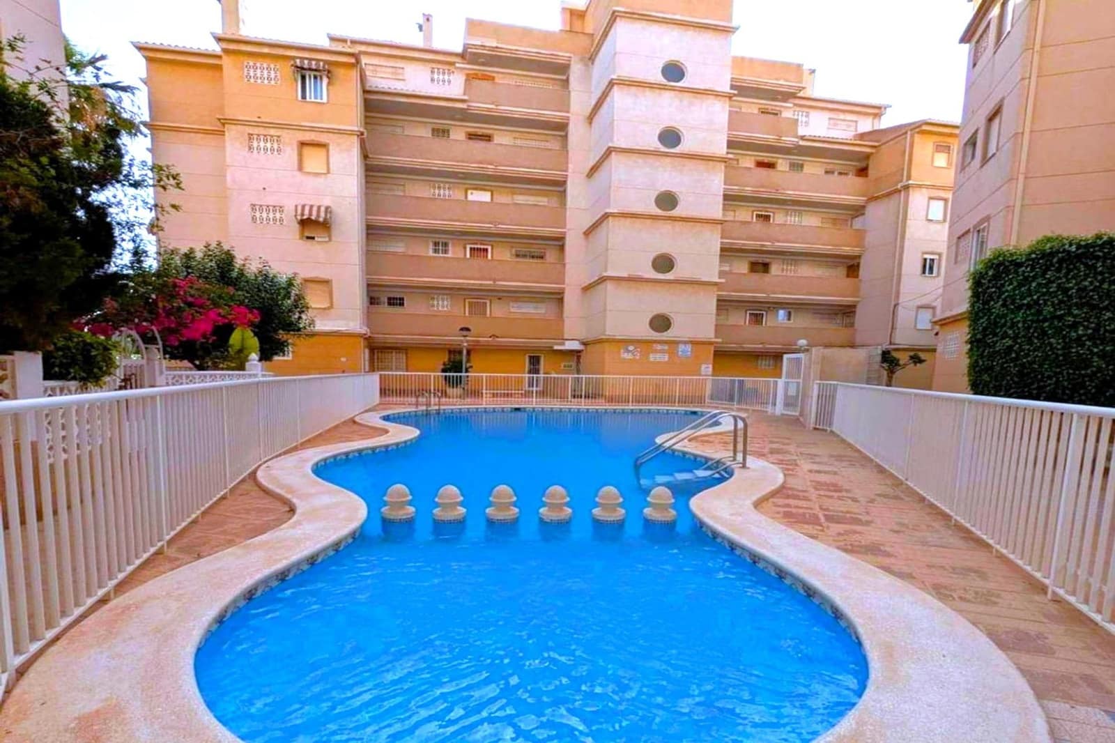 2 slaapkamer Appartement te koop in Torrevieja met zwembad - € 139.900 (Ref: 9924599)