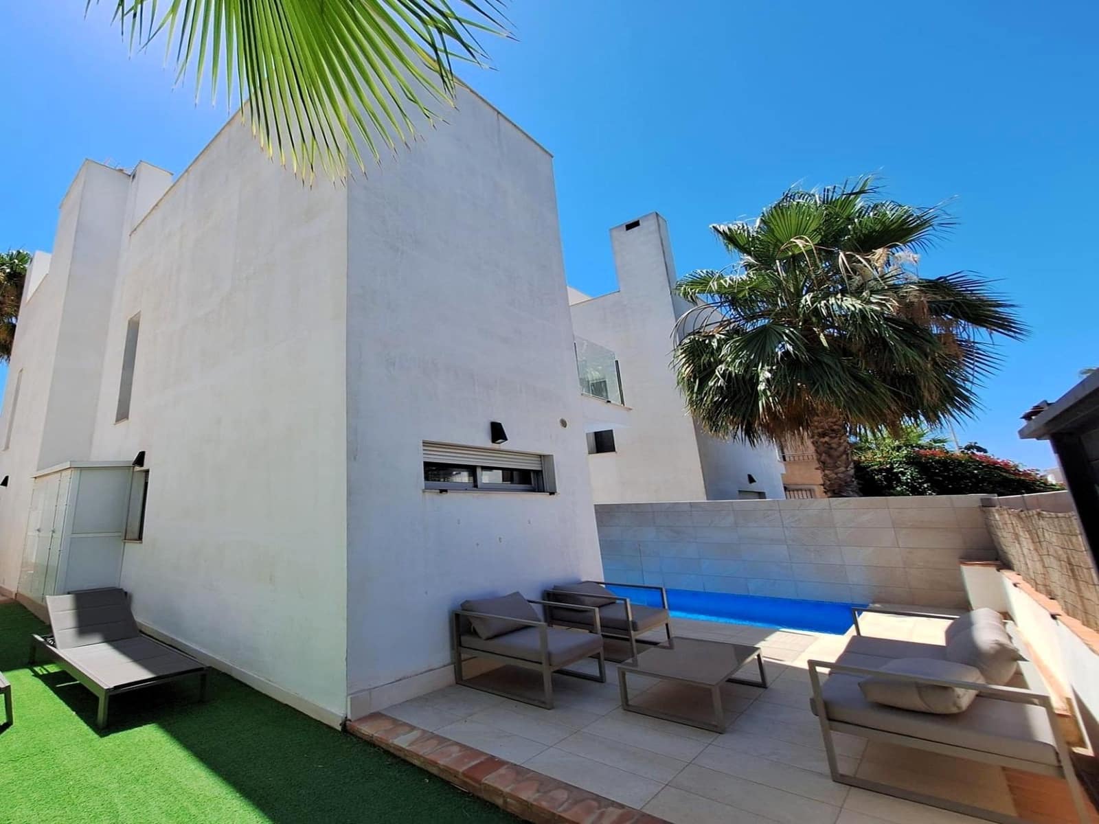 3 soveværelse Villa til salg i Torrevieja med swimmingpool - € 423.000 (Ref: 9980466)