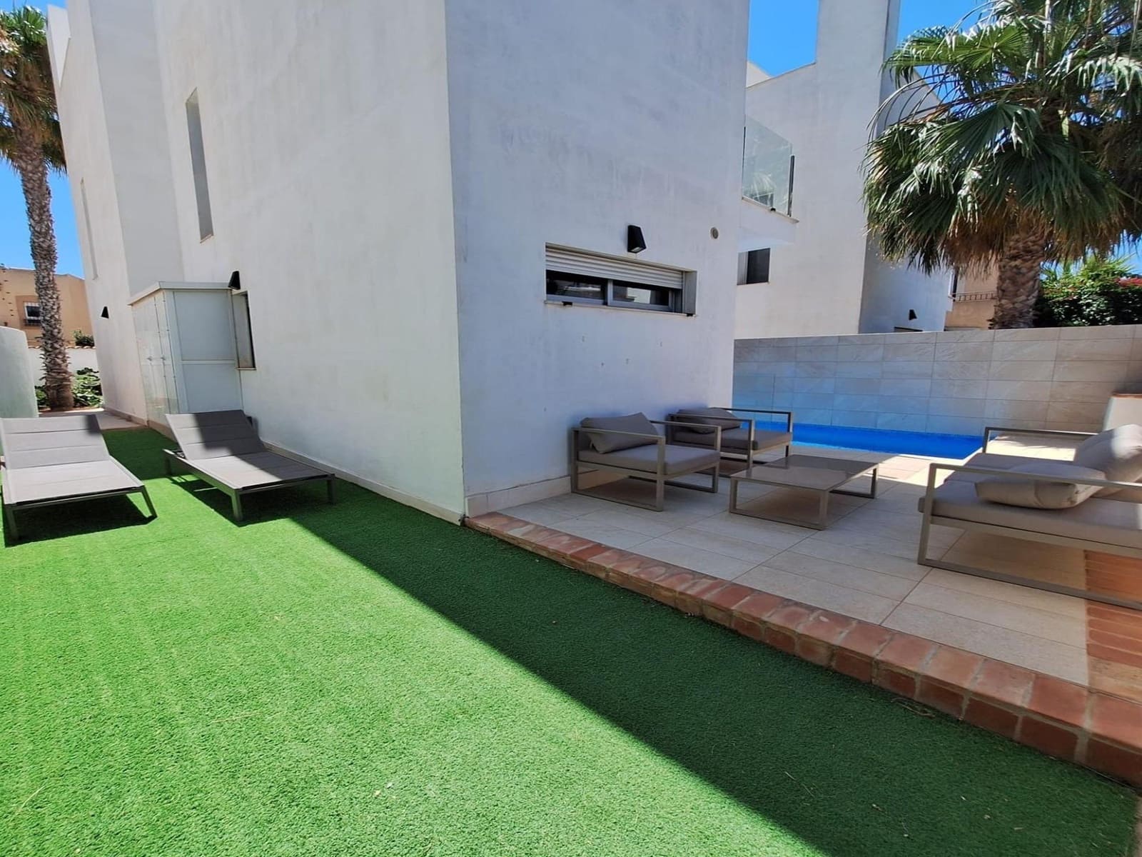 3 soveværelse Villa til salg i Torrevieja med swimmingpool - € 423.000 (Ref: 9980466)