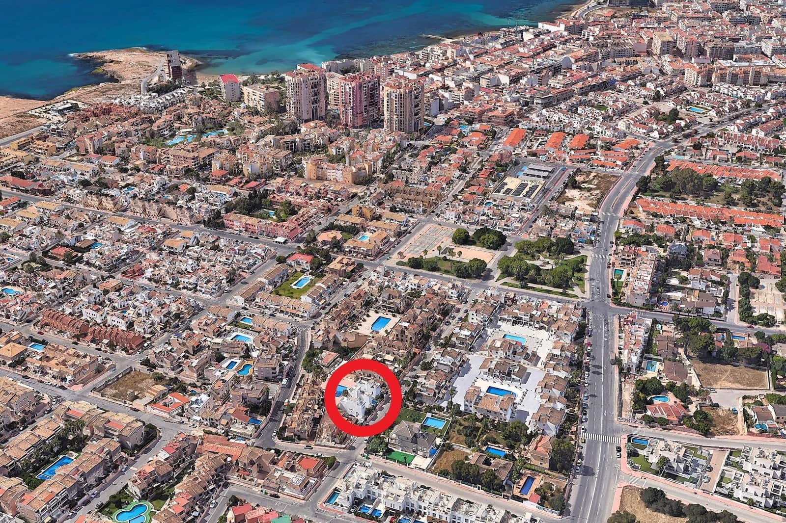 3 soveværelse Villa til salg i Torrevieja med swimmingpool - € 423.000 (Ref: 9980466)