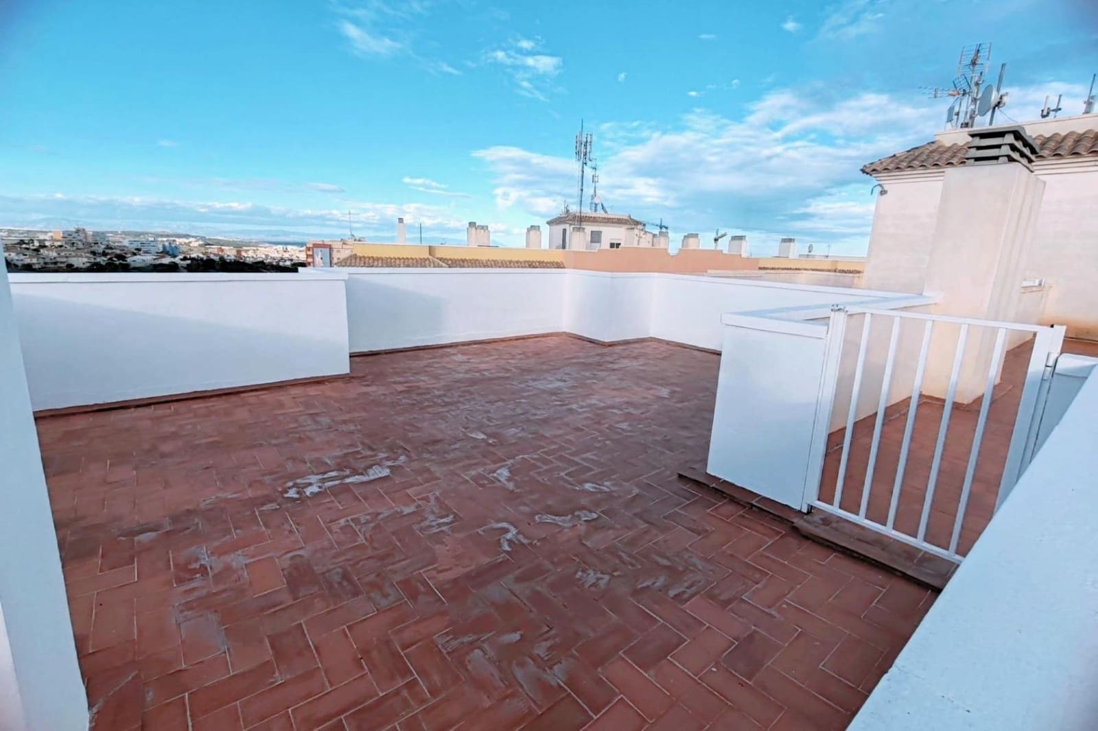 2 bedroom Penthouse for sale in Torrevieja with pool garage - € 186,000 (Ref: 9995142)