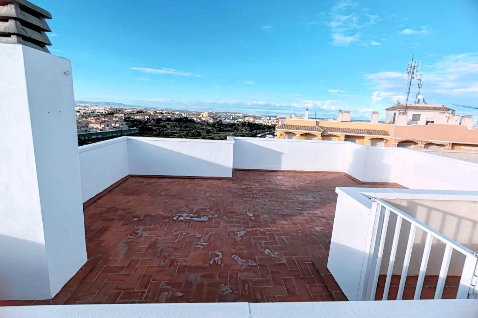 2 bedroom Penthouse for sale in Torrevieja with pool garage - € 186,000 (Ref: 9995142)
