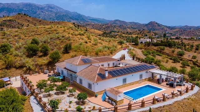 4 soveværelse Villa til salg i Canillas de Aceituno med swimmingpool garage - € 899.000 (Ref: 10046651)