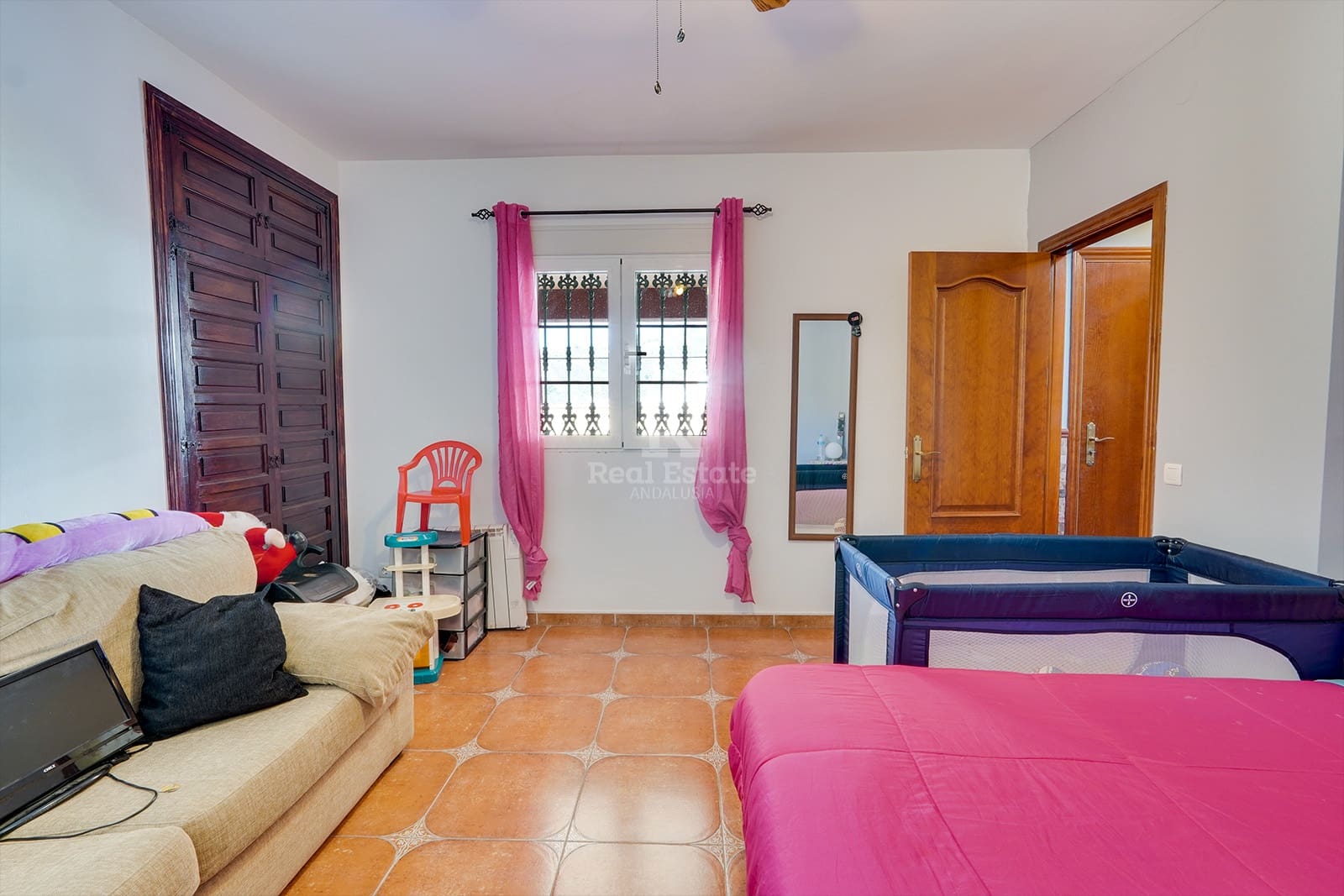 4 slaapkamer Villa te koop in Canillas de Albaida met zwembad garage - € 437.000 (Ref: 8816917)
