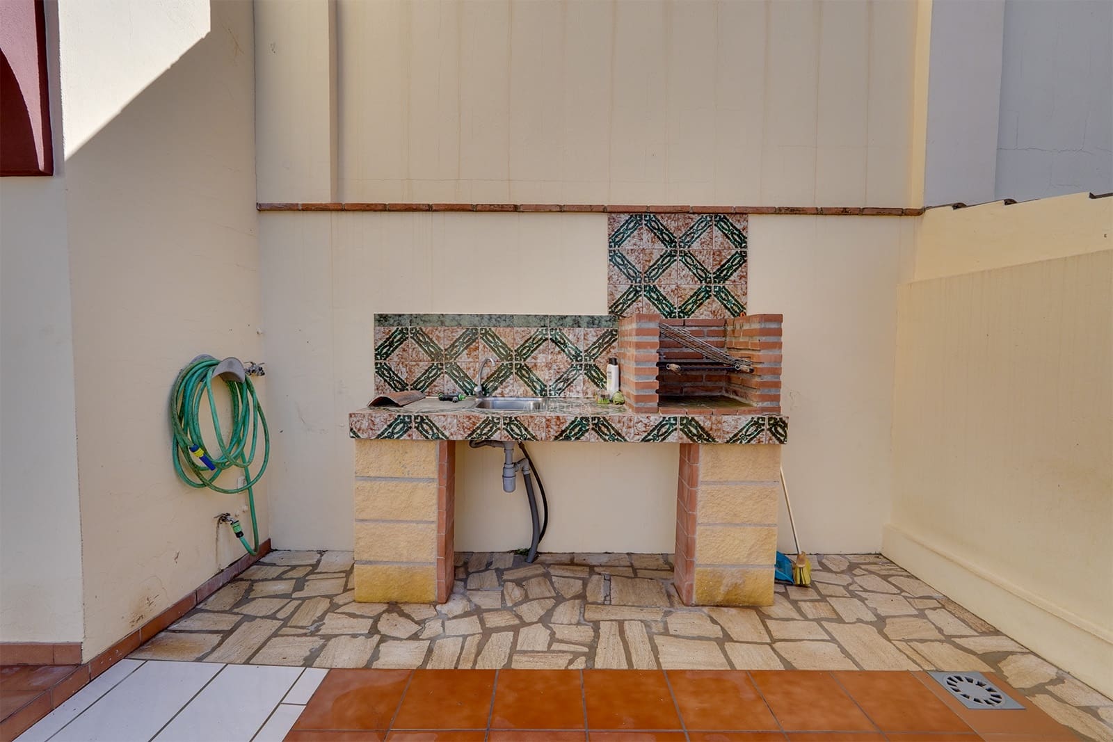 4 slaapkamer Villa te koop in Canillas de Albaida met zwembad garage - € 437.000 (Ref: 8816917)