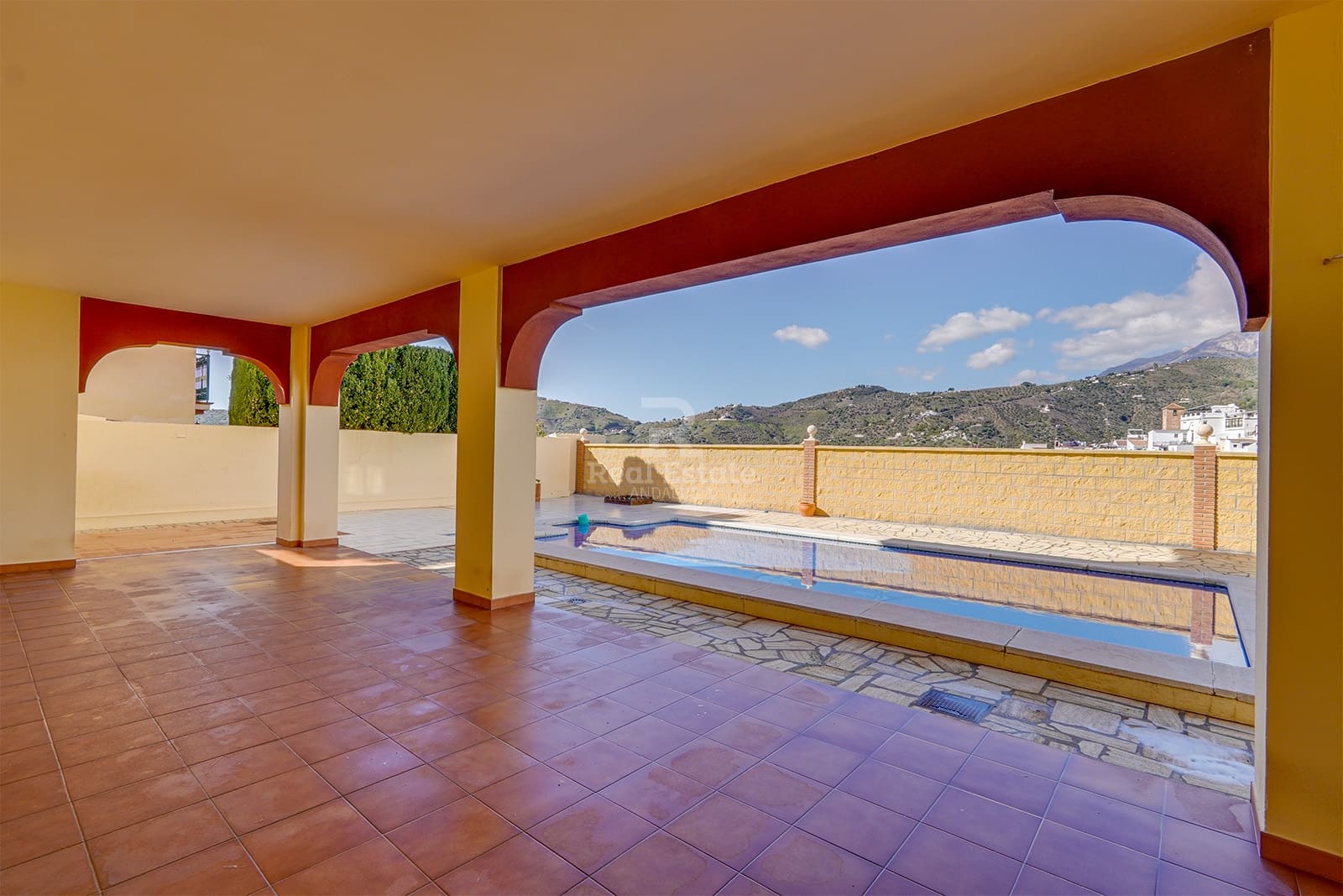4 slaapkamer Villa te koop in Canillas de Albaida met zwembad garage - € 437.000 (Ref: 8816917)