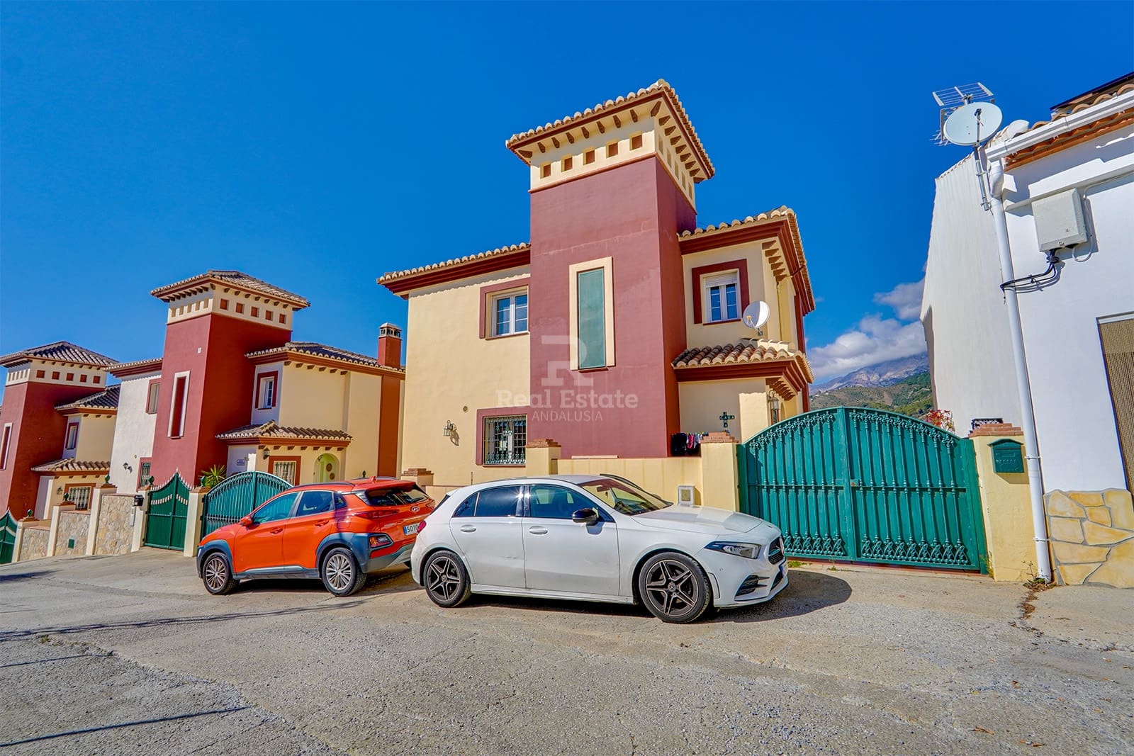 4 slaapkamer Villa te koop in Canillas de Albaida met zwembad garage - € 437.000 (Ref: 8816917)