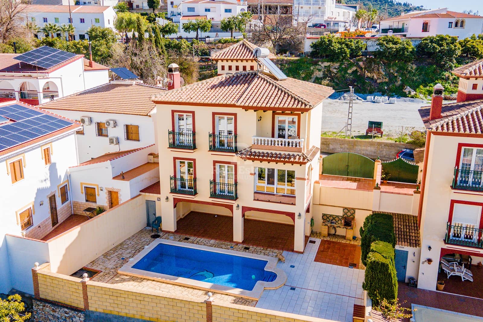 4 slaapkamer Villa te koop in Canillas de Albaida met zwembad garage - € 437.000 (Ref: 8816917)