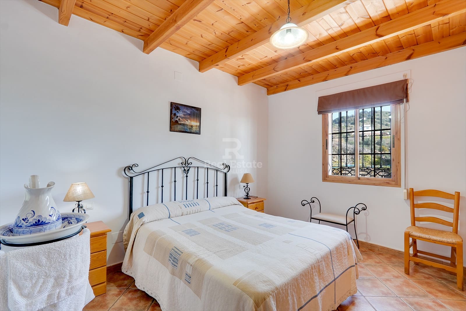 4 bedroom Villa for rent in Sayalonga with pool garage - € 1,500 (Ref: 8835880)