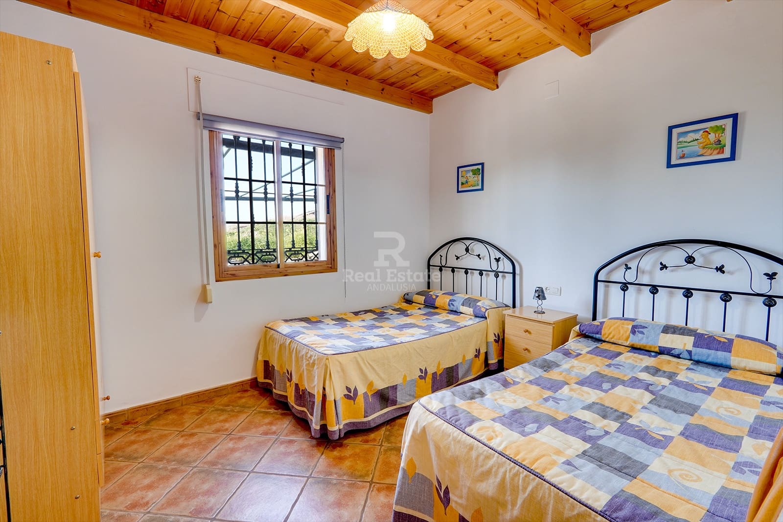 4 bedroom Villa for rent in Sayalonga with pool garage - € 1,500 (Ref: 8835880)