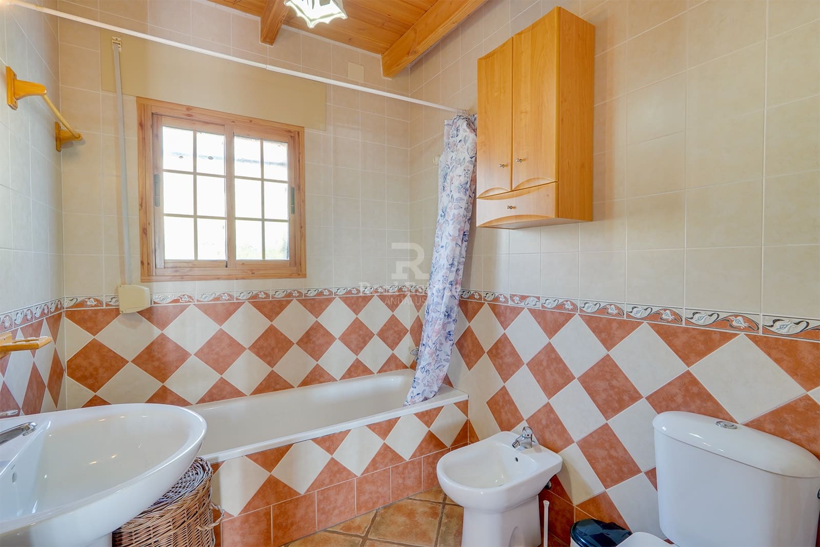 4 bedroom Villa for rent in Sayalonga with pool garage - € 1,500 (Ref: 8835880)