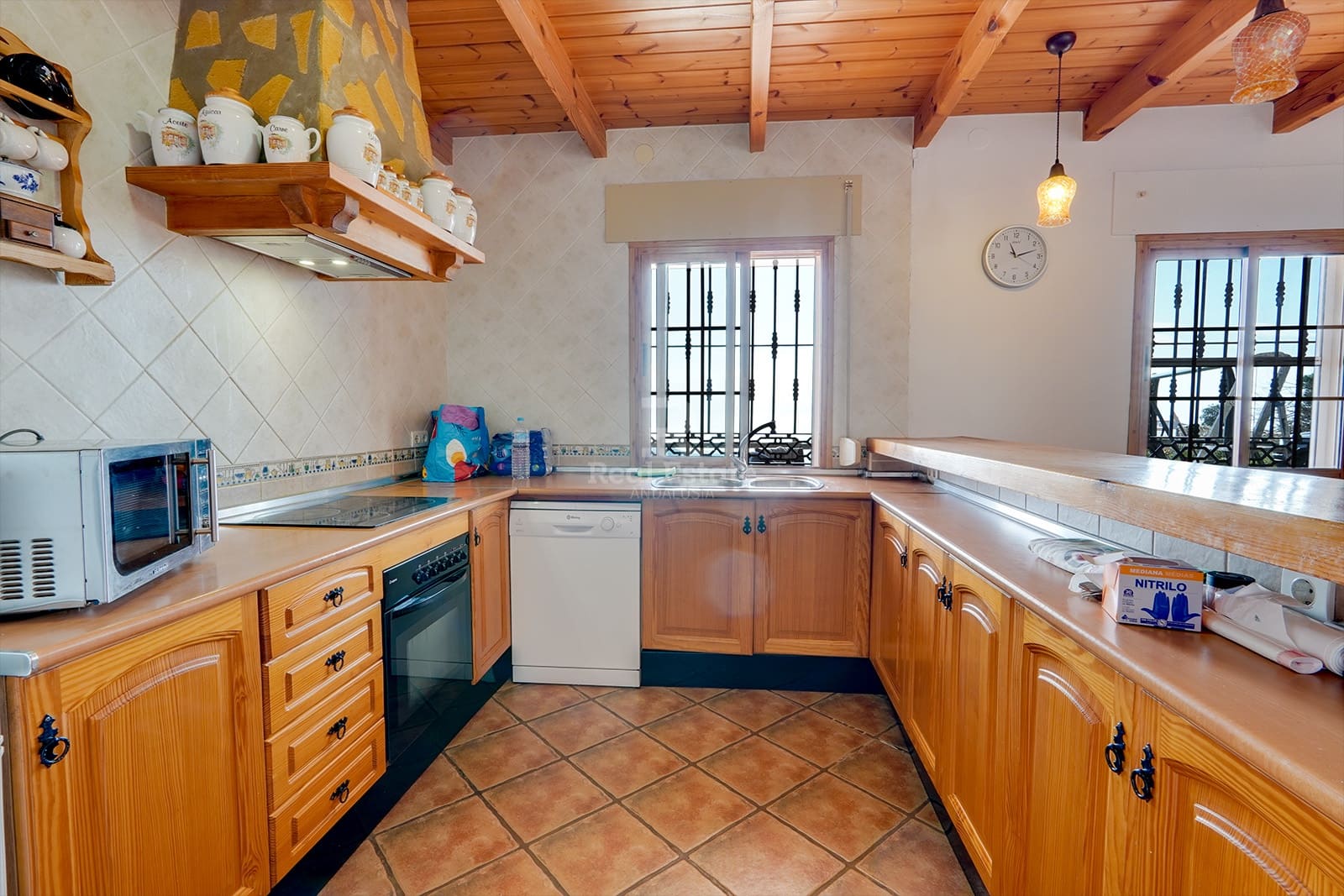 4 bedroom Villa for rent in Sayalonga with pool garage - € 1,500 (Ref: 8835880)