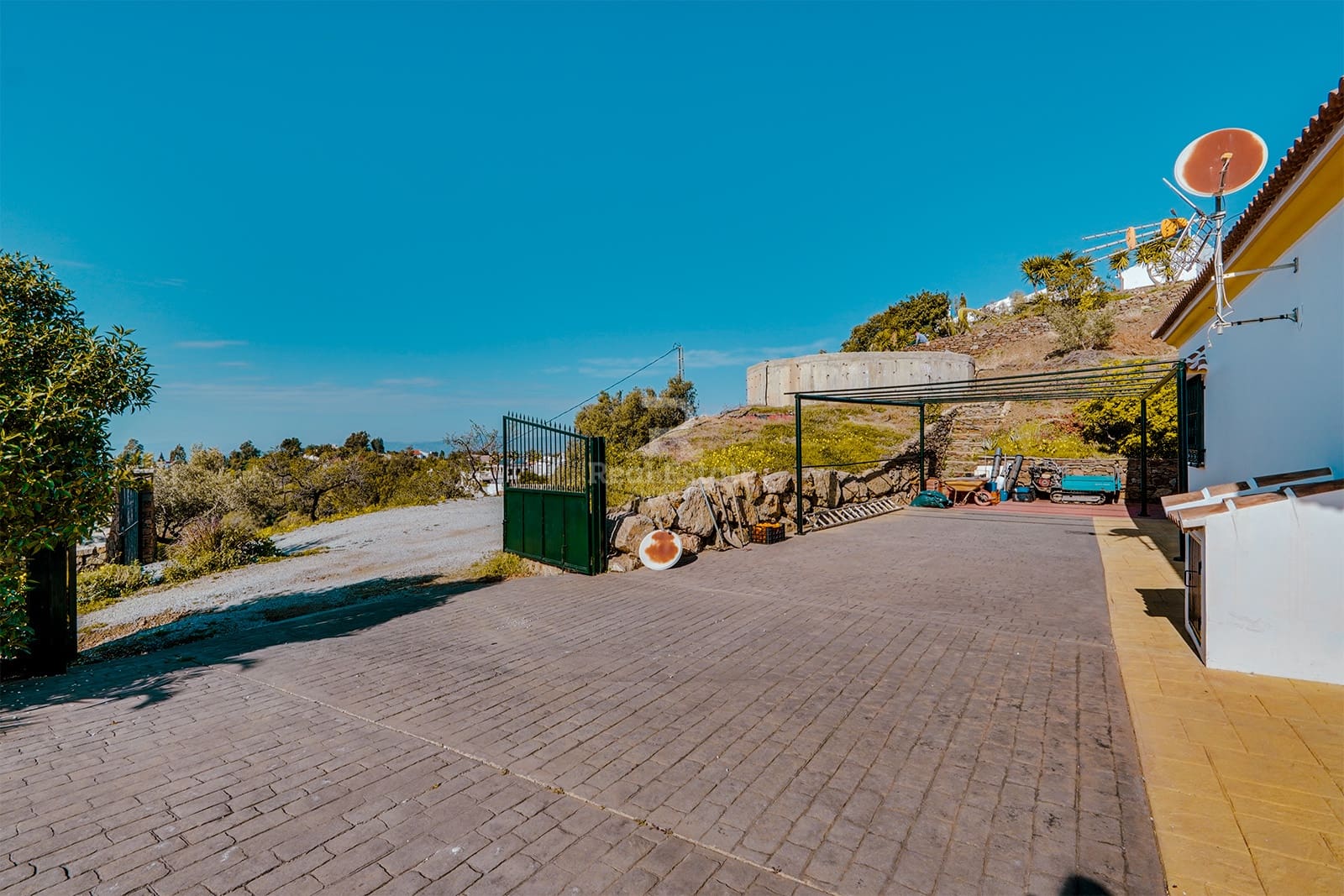 4 bedroom Villa for rent in Sayalonga with pool garage - € 1,500 (Ref: 8835880)