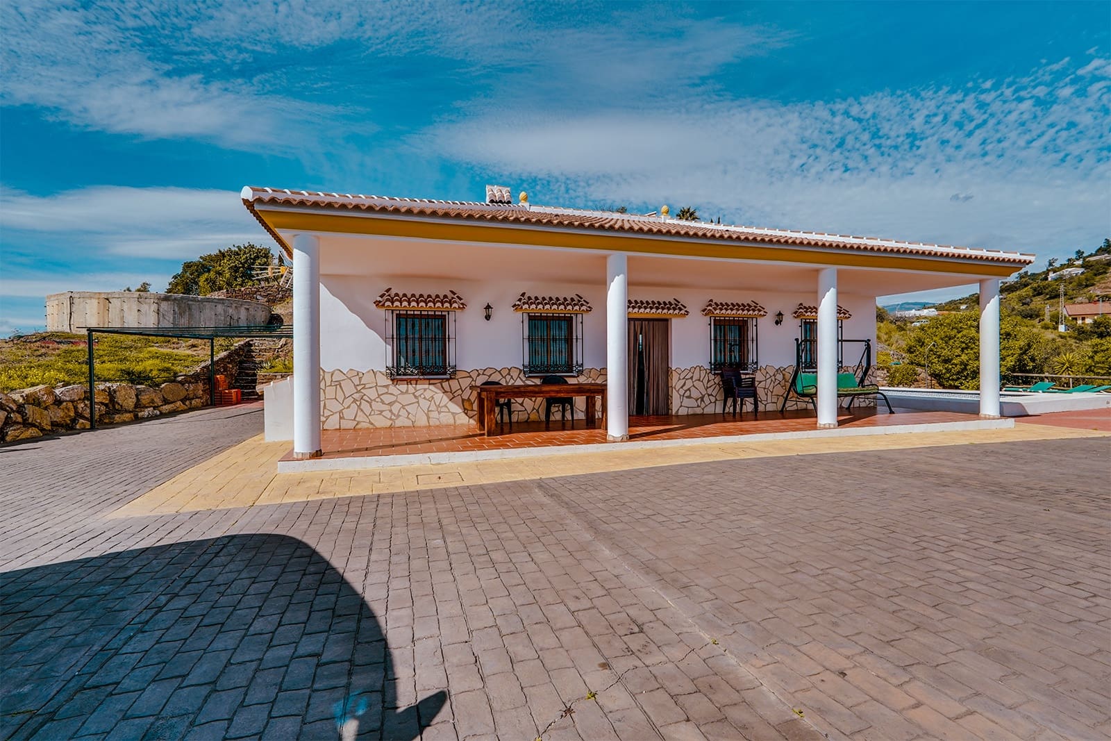 4 bedroom Villa for rent in Sayalonga with pool garage - € 1,500 (Ref: 8835880)