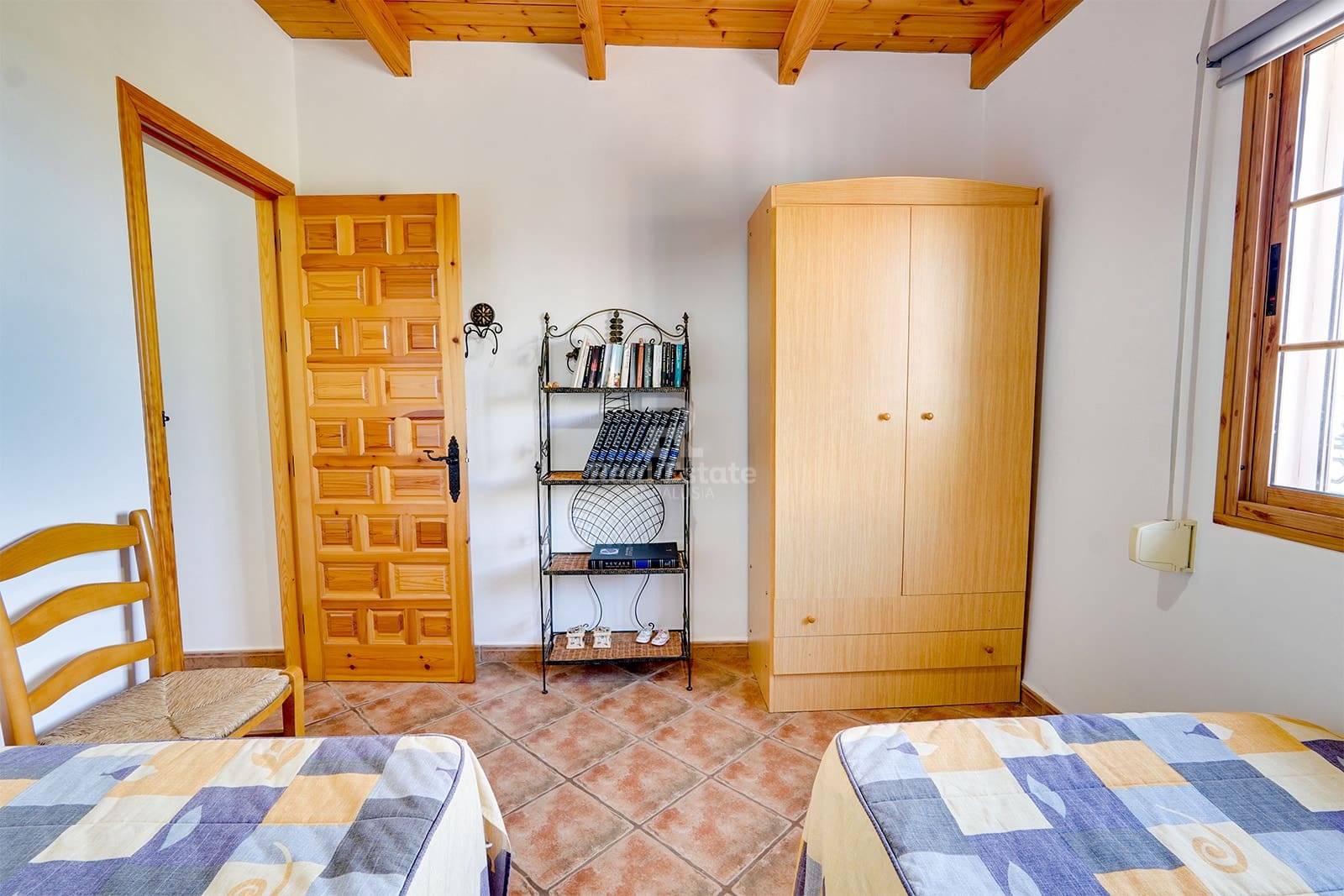 4 bedroom Villa for rent in Sayalonga with pool garage - € 1,500 (Ref: 8835880)