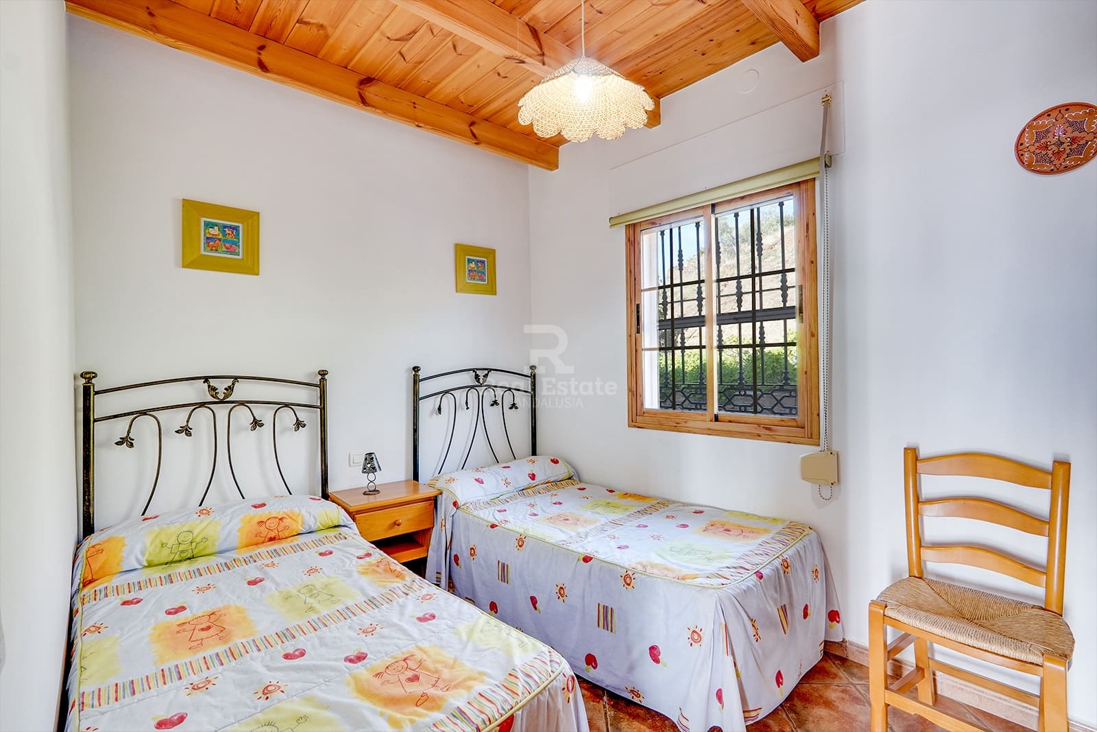 4 bedroom Villa for rent in Sayalonga with pool garage - € 1,500 (Ref: 8835880)