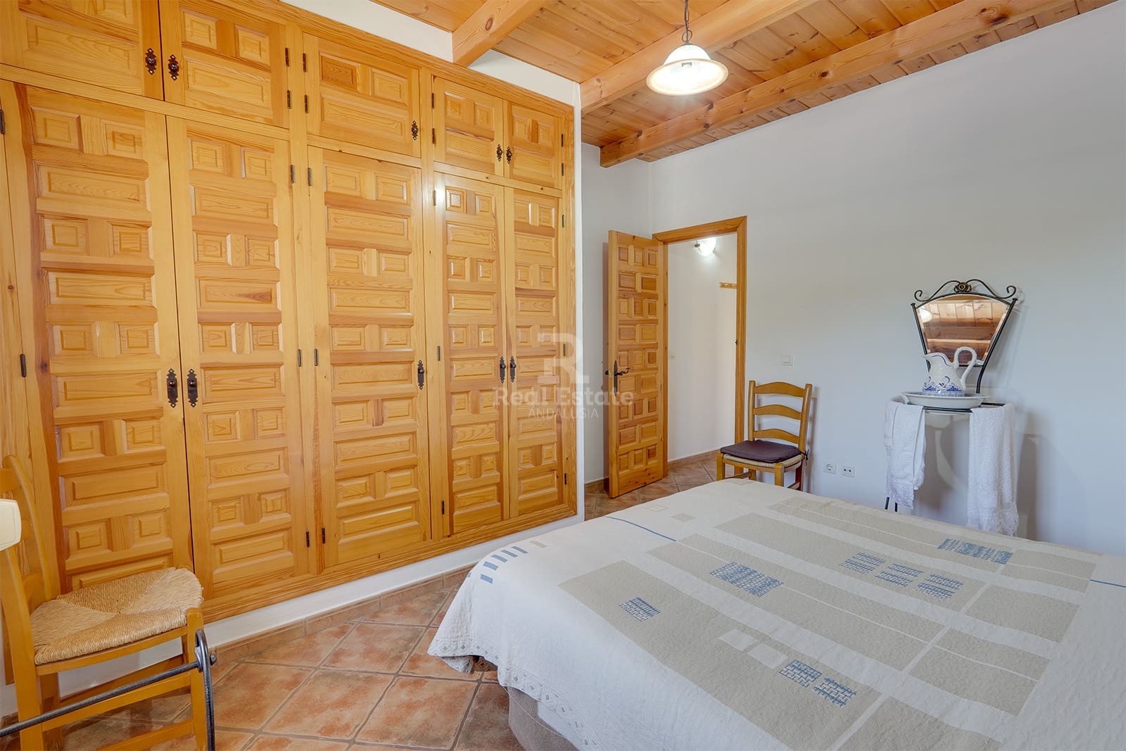 4 bedroom Villa for rent in Sayalonga with pool garage - € 1,500 (Ref: 8835880)