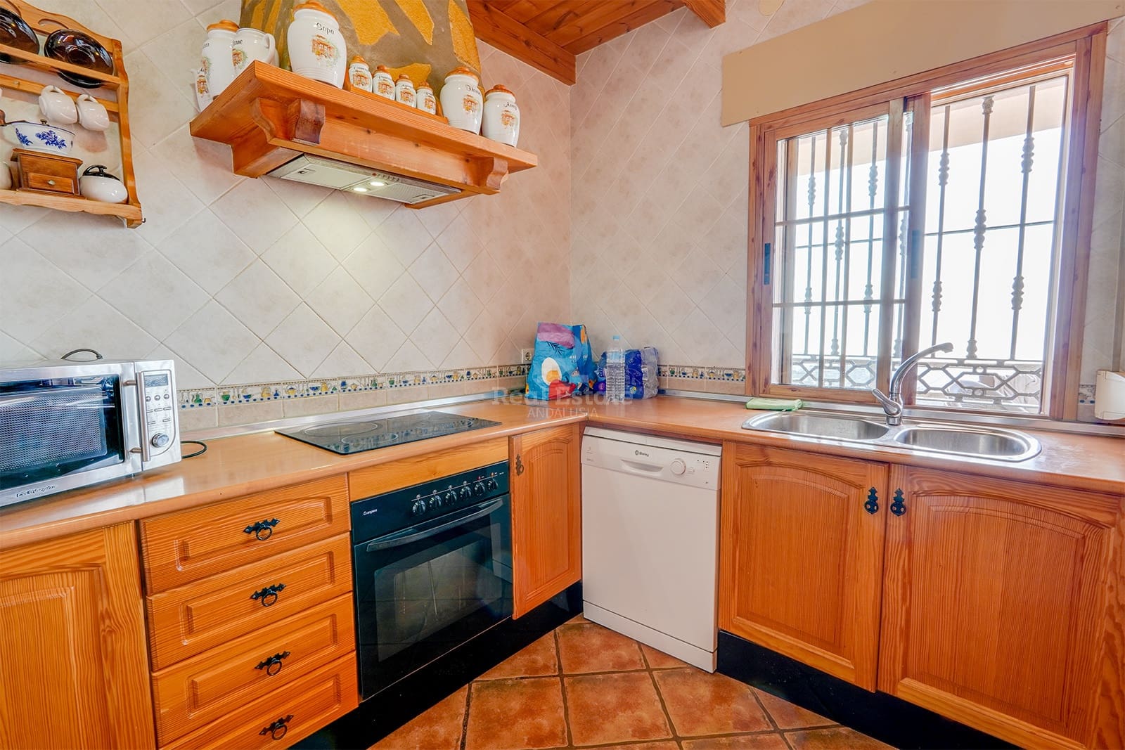 4 bedroom Villa for rent in Sayalonga with pool garage - € 1,500 (Ref: 8835880)