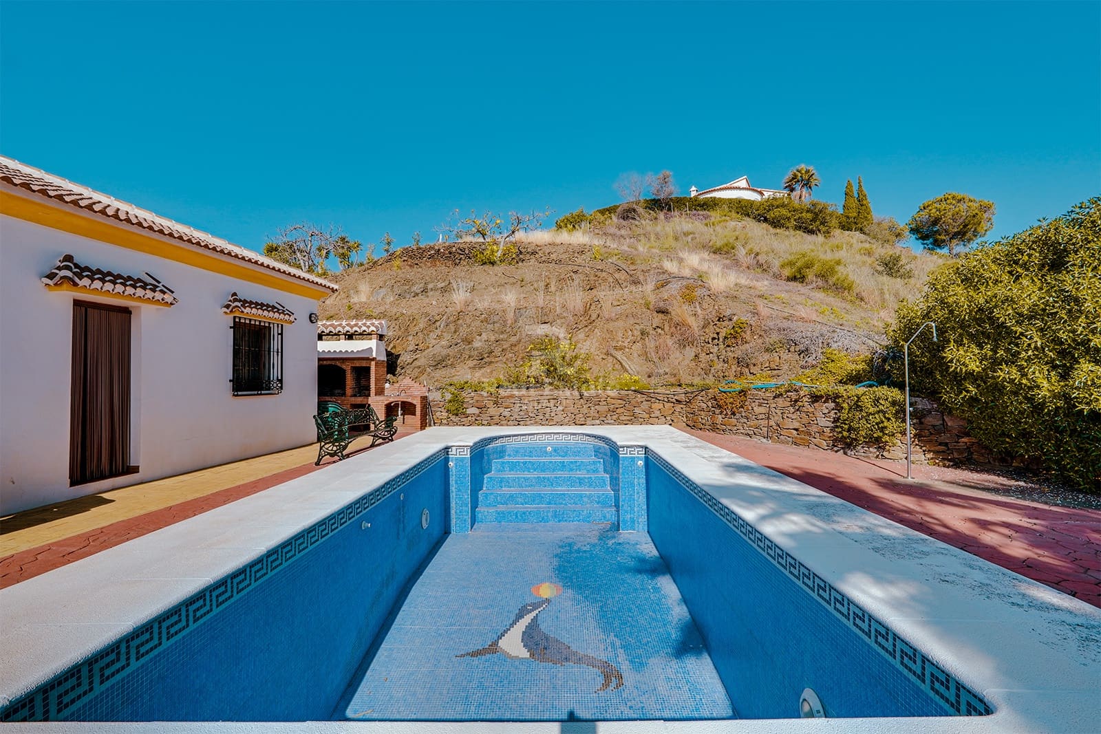 4 bedroom Villa for rent in Sayalonga with pool garage - € 1,500 (Ref: 8835880)