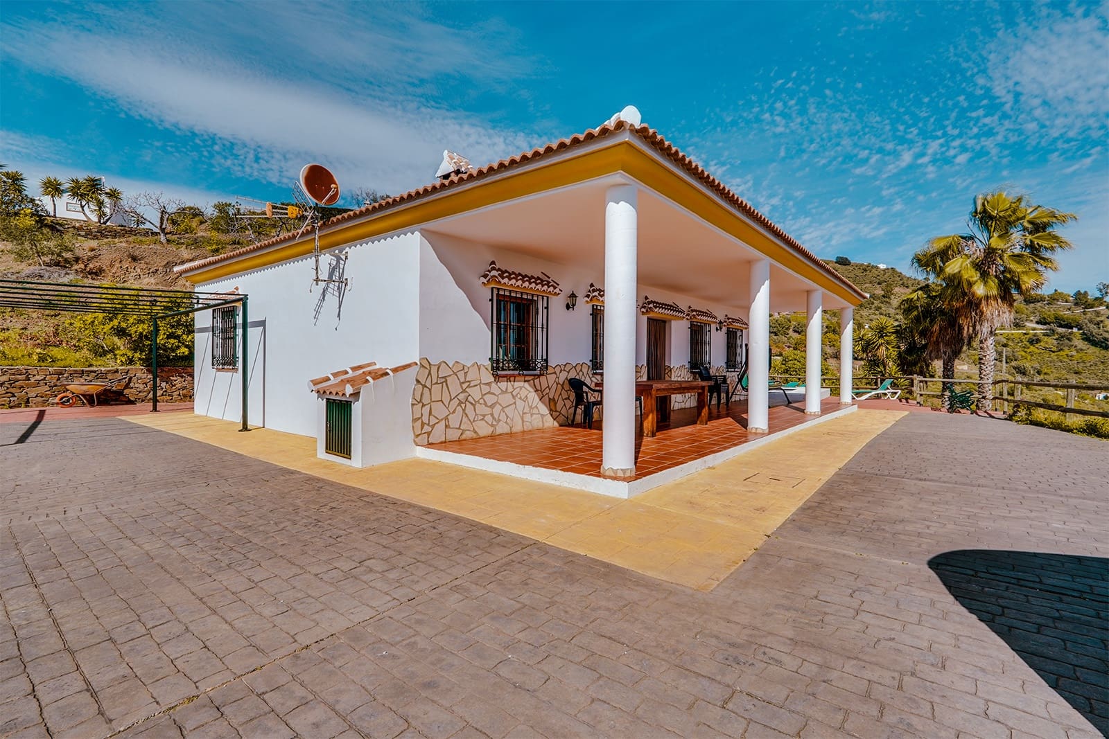 4 bedroom Villa for rent in Sayalonga with pool garage - € 1,500 (Ref: 8835880)