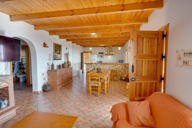 4 bedroom Villa for rent in Sayalonga with pool garage - € 1,500 (Ref: 8835880)