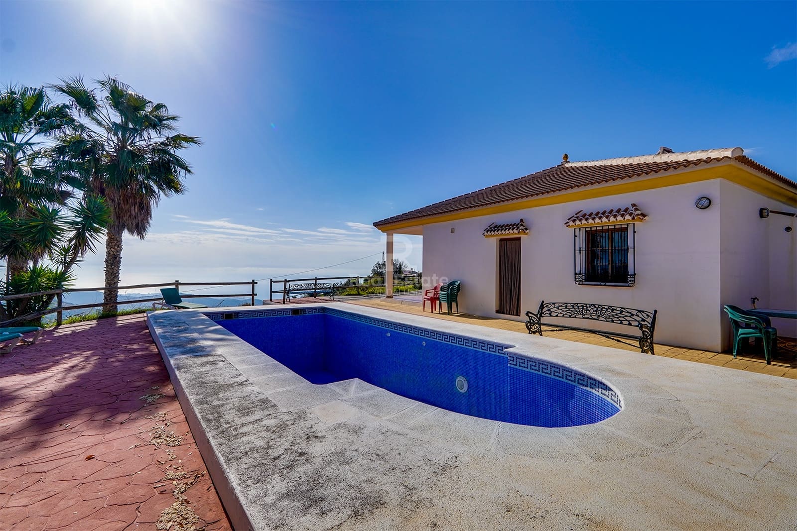 4 bedroom Villa for rent in Sayalonga with pool garage - € 1,500 (Ref: 8835880)