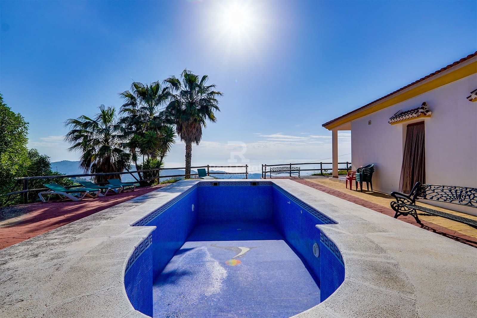 4 bedroom Villa for rent in Sayalonga with pool garage - € 1,500 (Ref: 8835880)