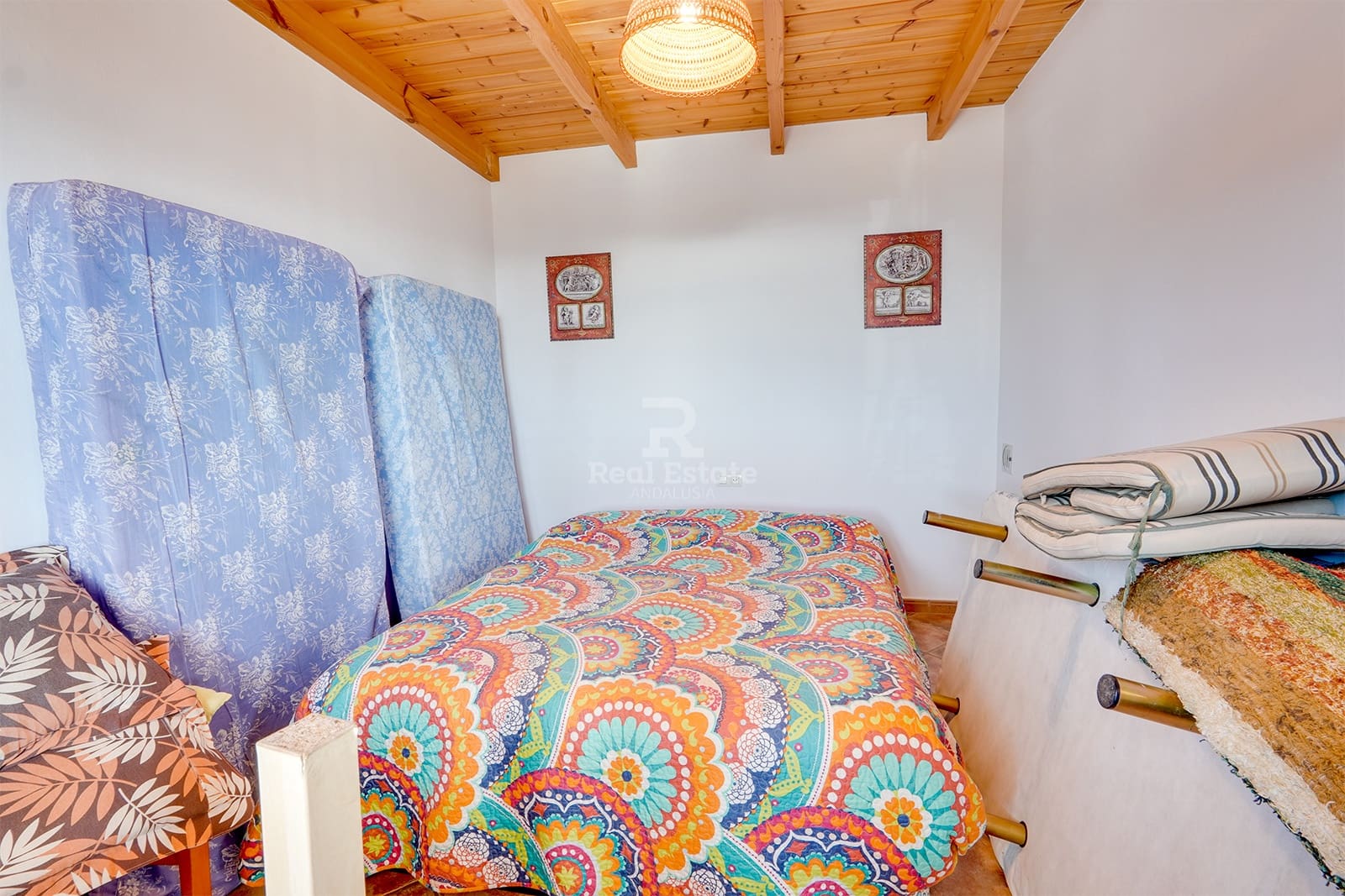 4 bedroom Villa for rent in Sayalonga with pool garage - € 1,500 (Ref: 8835880)