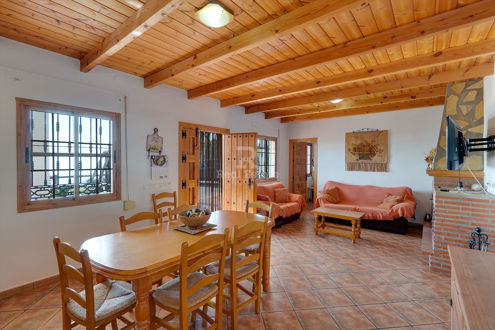 4 bedroom Villa for rent in Sayalonga with pool garage - € 1,500 (Ref: 8835880)