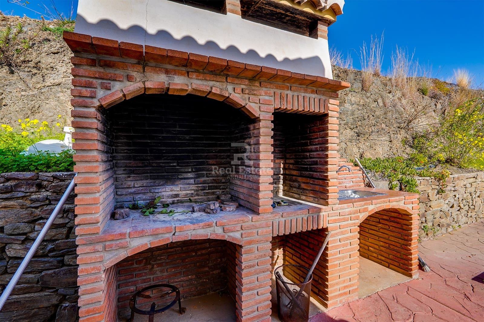 4 bedroom Villa for rent in Sayalonga with pool garage - € 1,500 (Ref: 8835880)