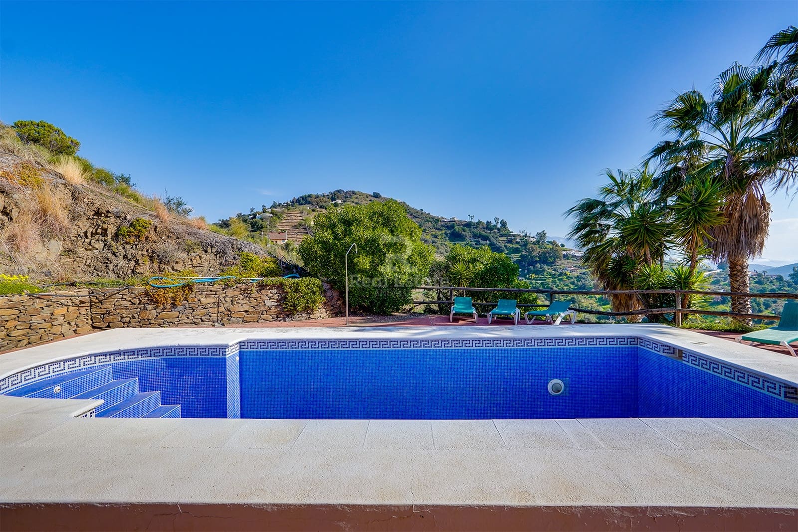 4 bedroom Villa for rent in Sayalonga with pool garage - € 1,500 (Ref: 8835880)