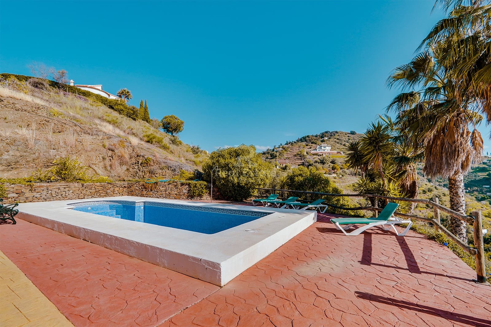 4 bedroom Villa for rent in Sayalonga with pool garage - € 1,500 (Ref: 8835880)