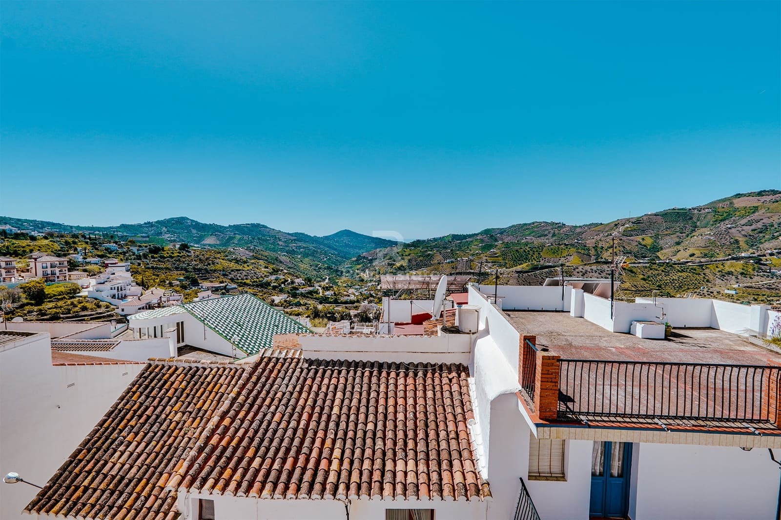 7 soveværelse Byhus til salg i Canillas de Albaida - € 139.950 (Ref: 8920406)