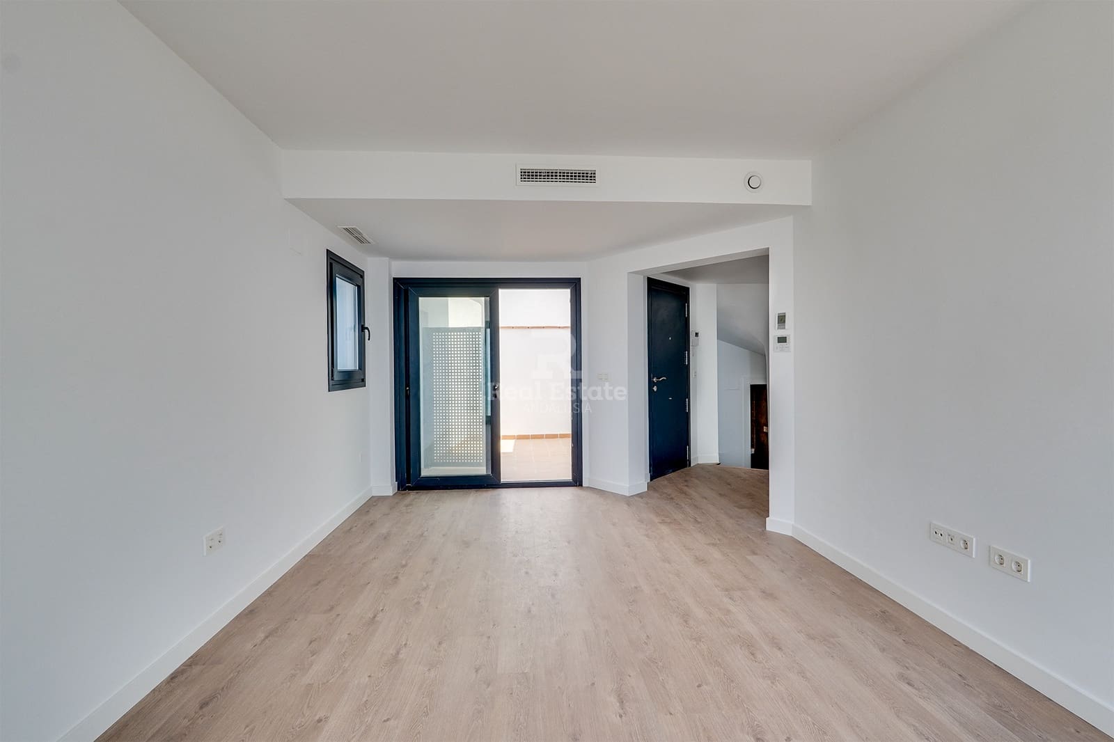 2 soveværelse Semi-Rækkehus til salg i Torrox med swimmingpool garage - € 318.000 (Ref: 9118109)