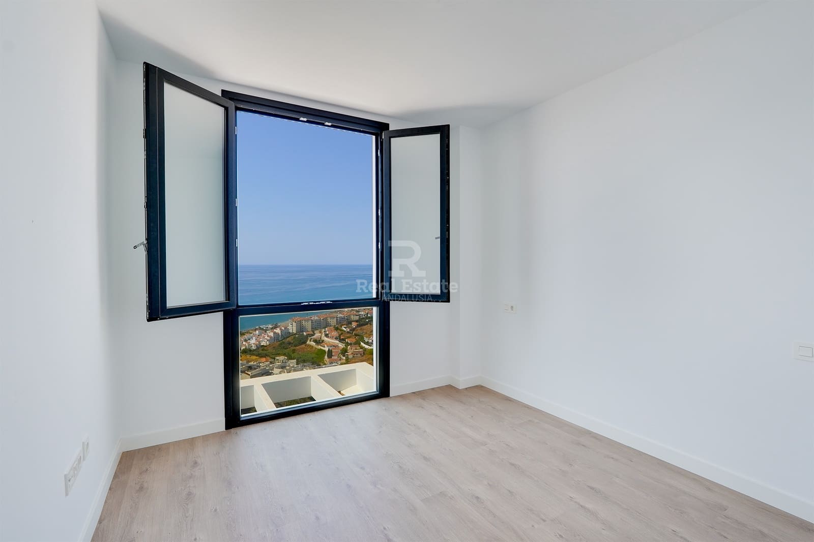 2 soveværelse Semi-Rækkehus til salg i Torrox med swimmingpool garage - € 318.000 (Ref: 9118109)